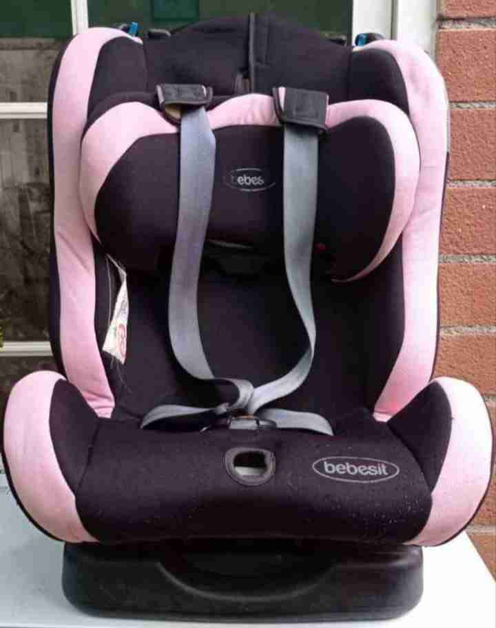 Silla de auto infantil Bebesit negra y rosada