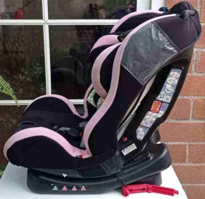 Silla de auto infantil Bebesit negra y rosada - miniatura 2