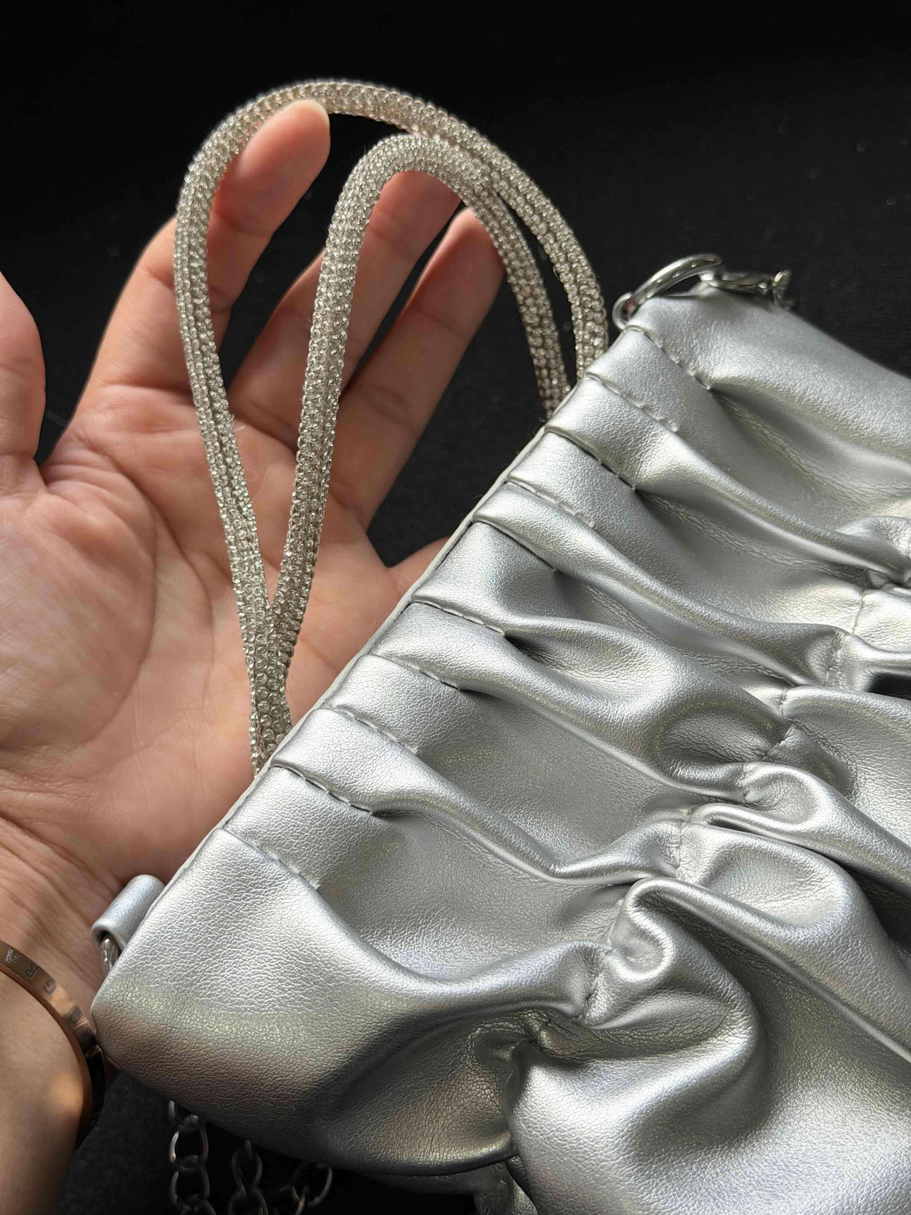 Cartera plateada con asa metálica - miniatura 2