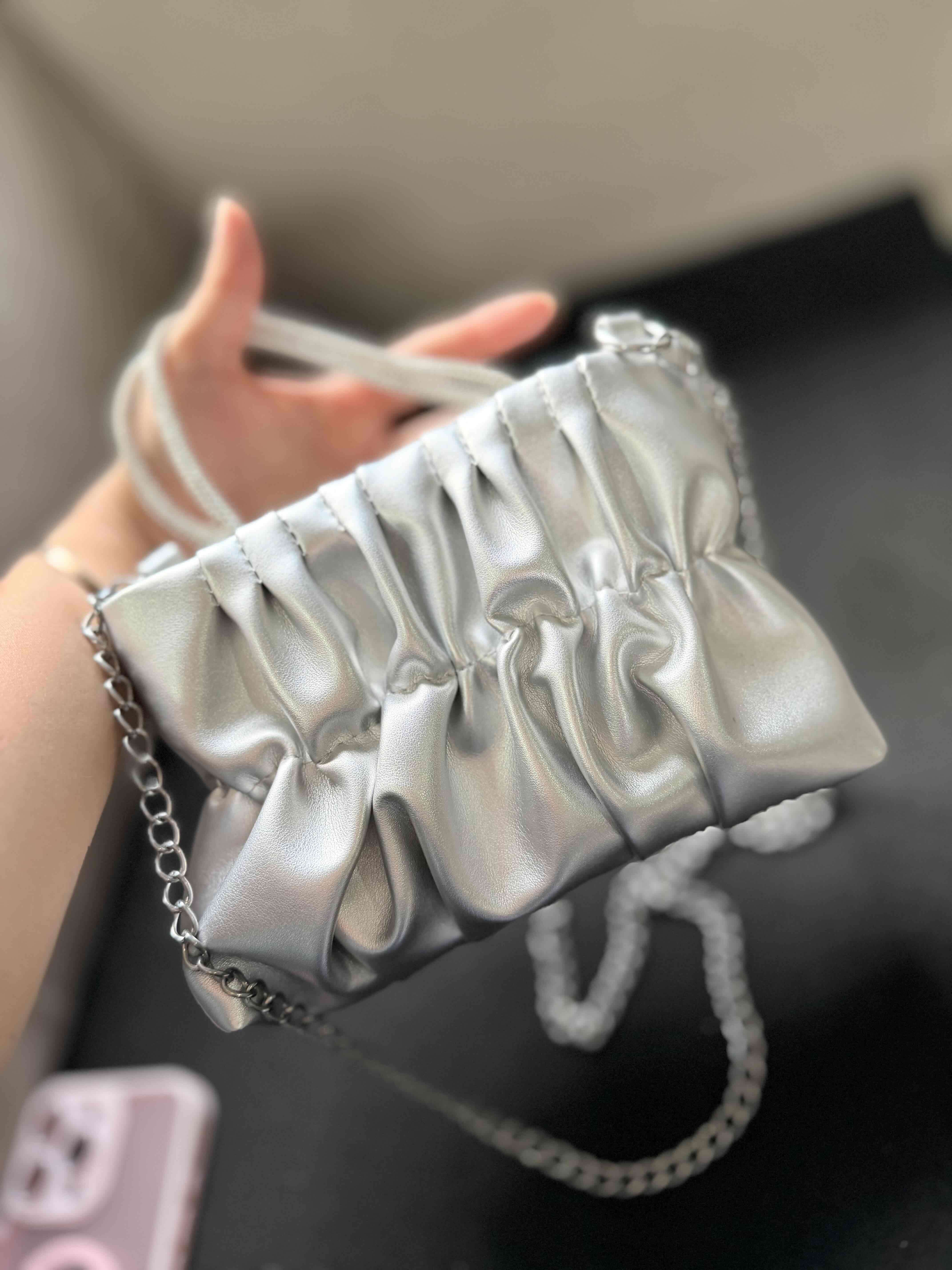 Cartera plateada con asa metálica - miniatura 3