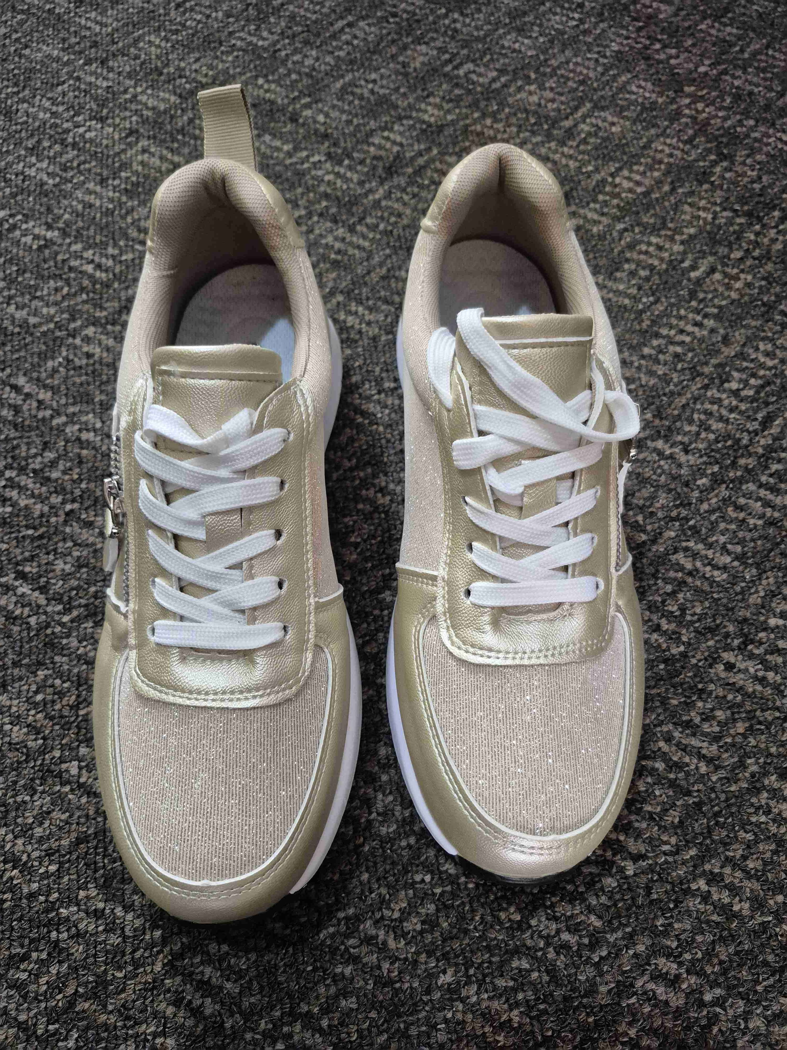 Zapatillas doradas brillantes