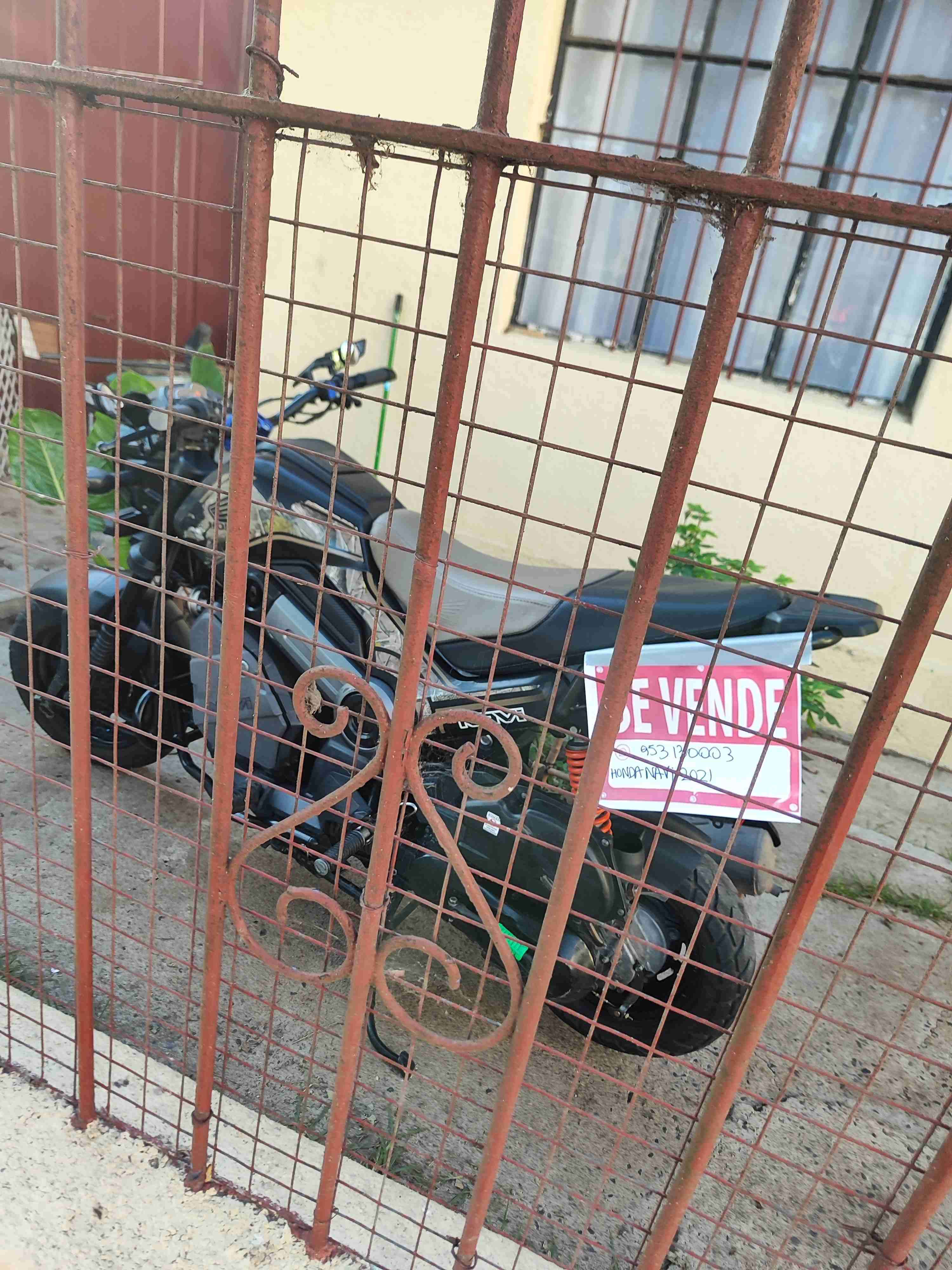 Moto Honda negra en venta