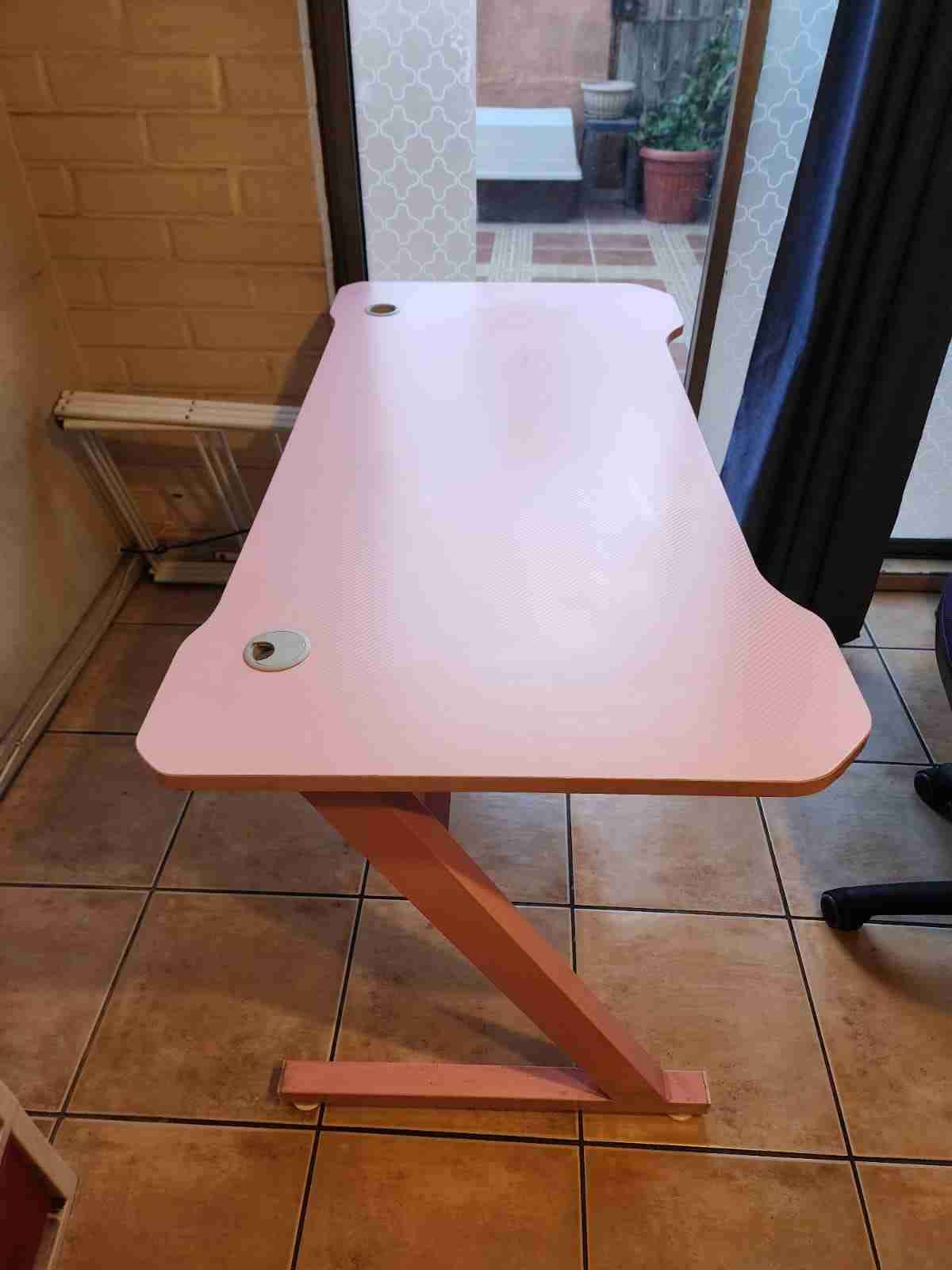 Escritorio rosa moderno