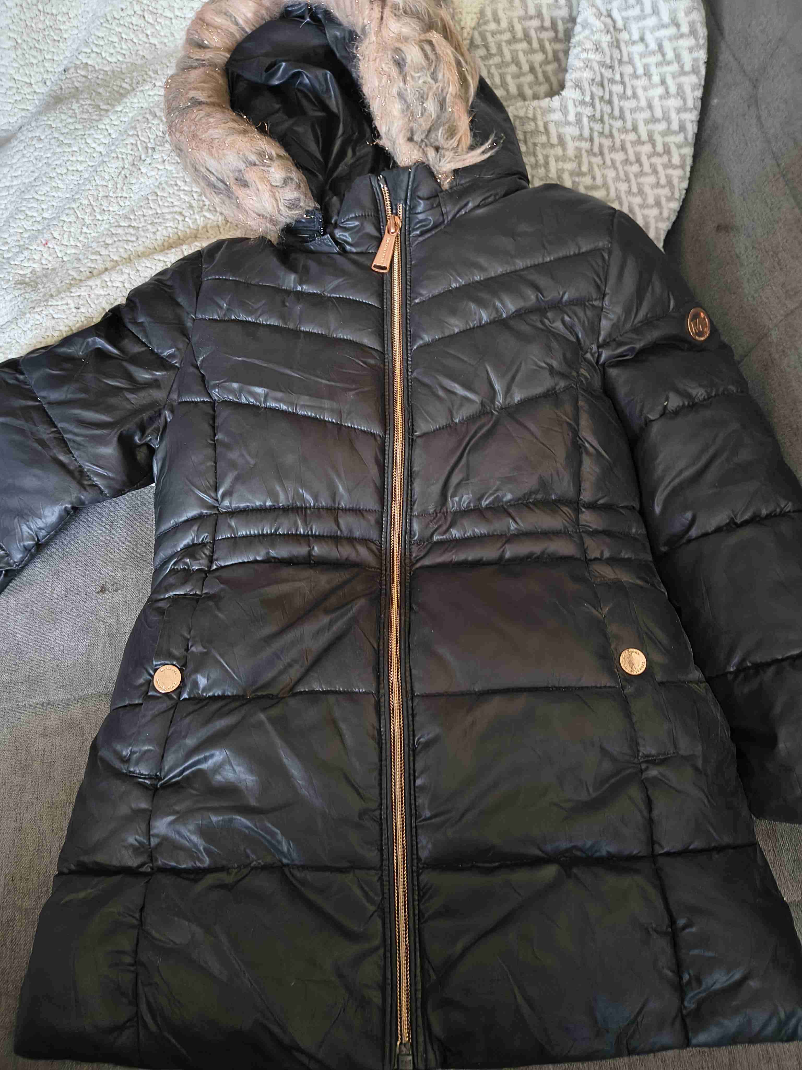 Parka negra con capucha de piel MK