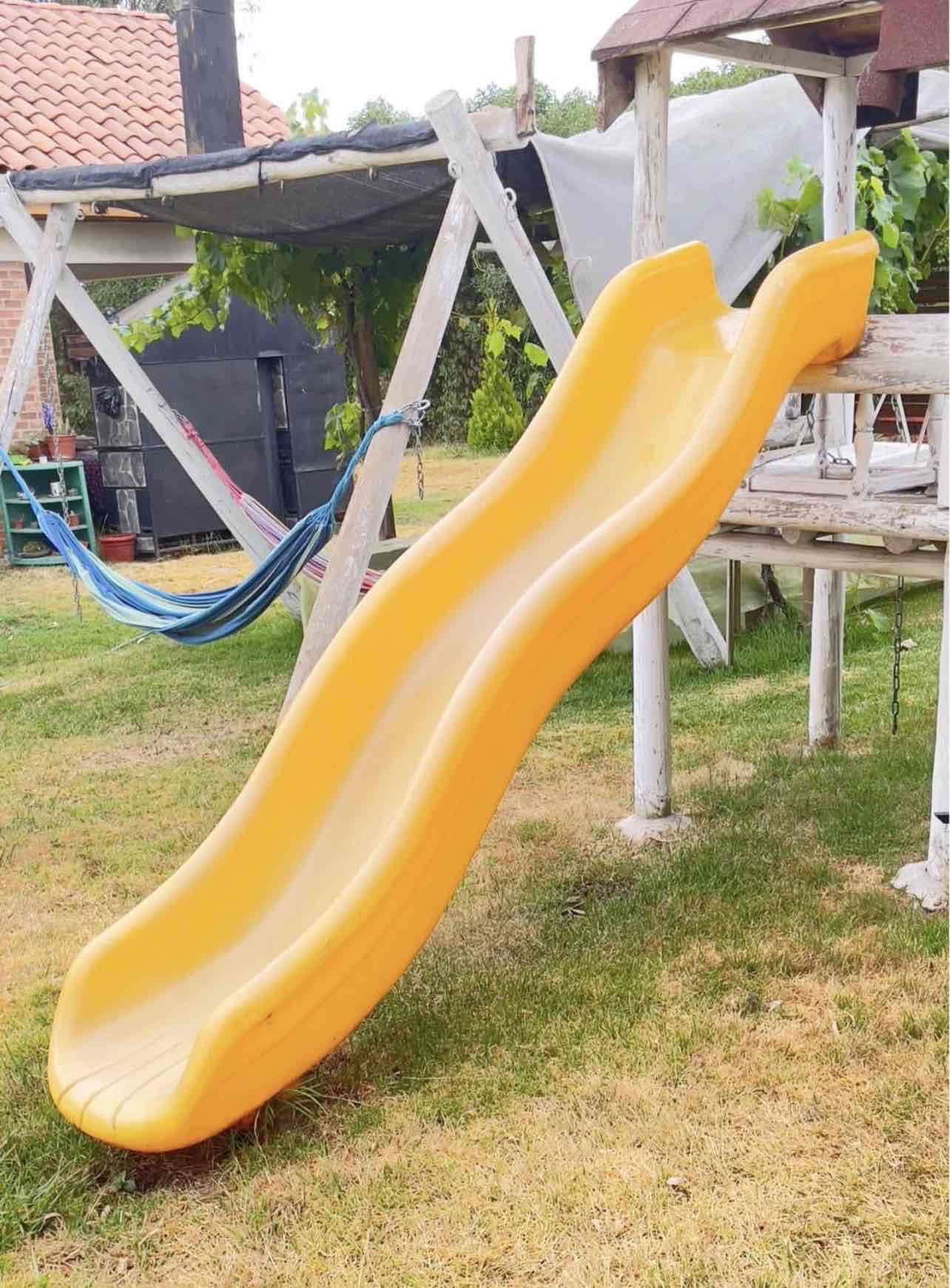 Tobogán infantil amarillo