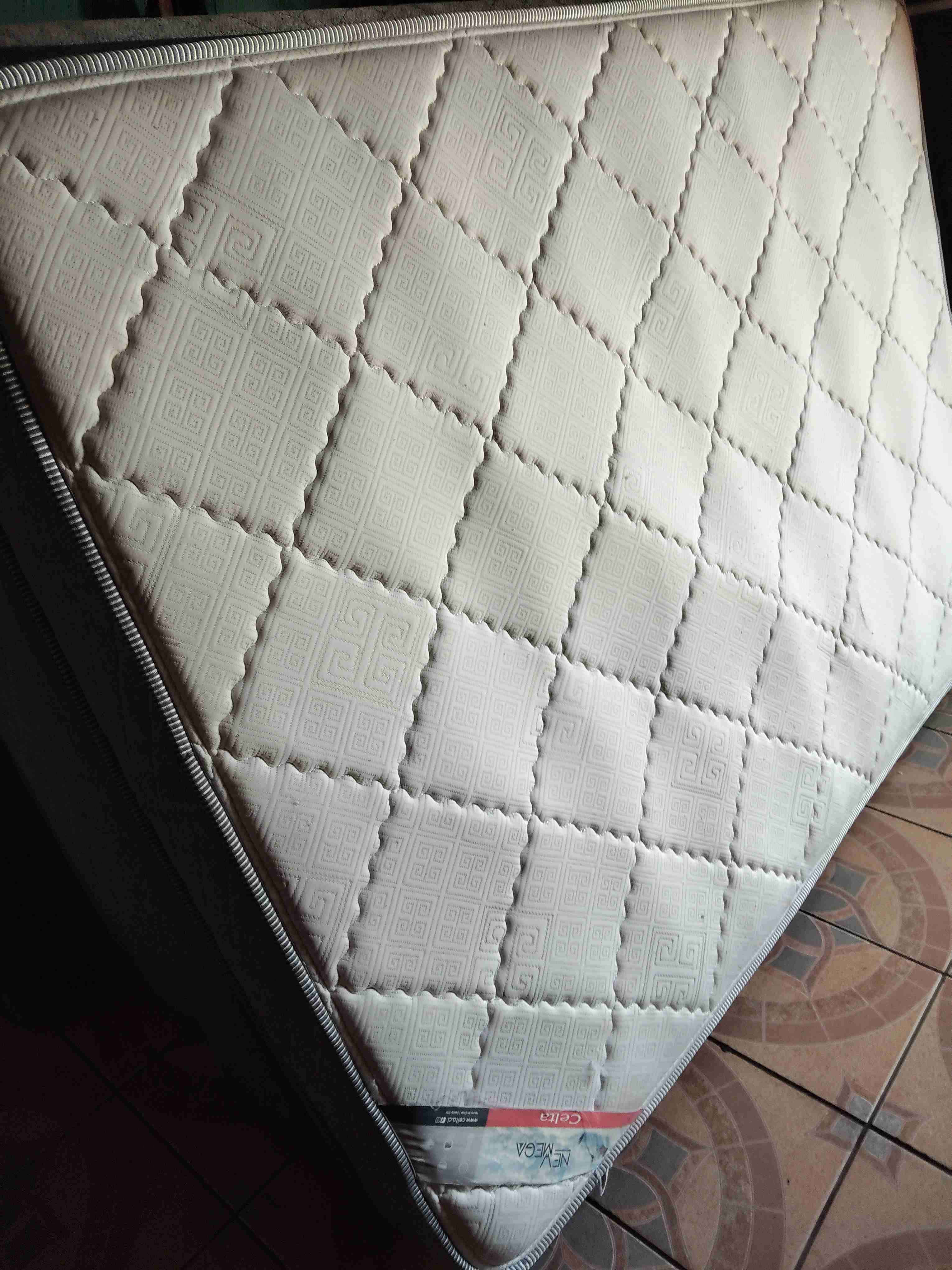 Colchón matrimonial en buen estado - miniatura 2