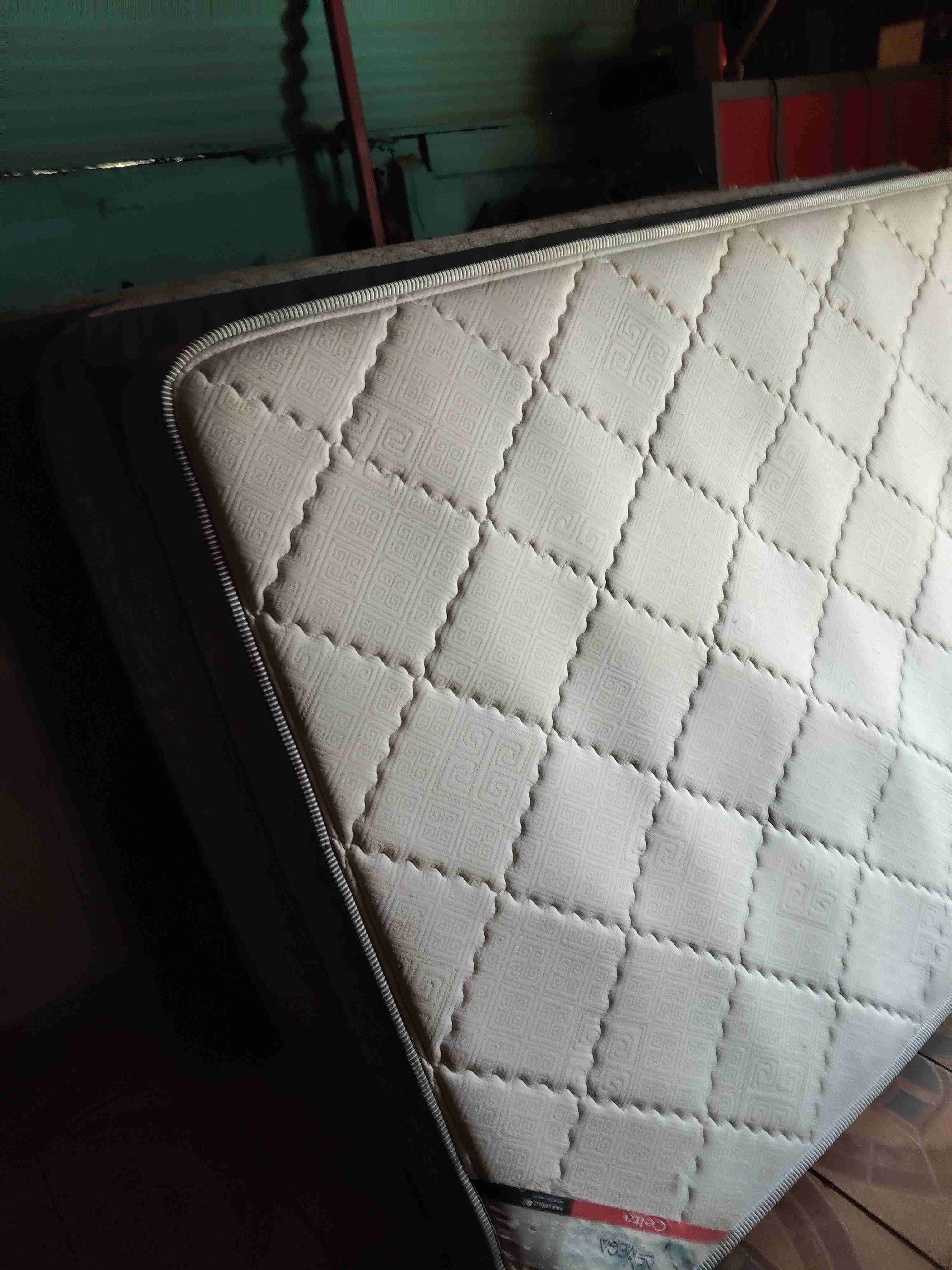 Colchón matrimonial en buen estado - miniatura 3