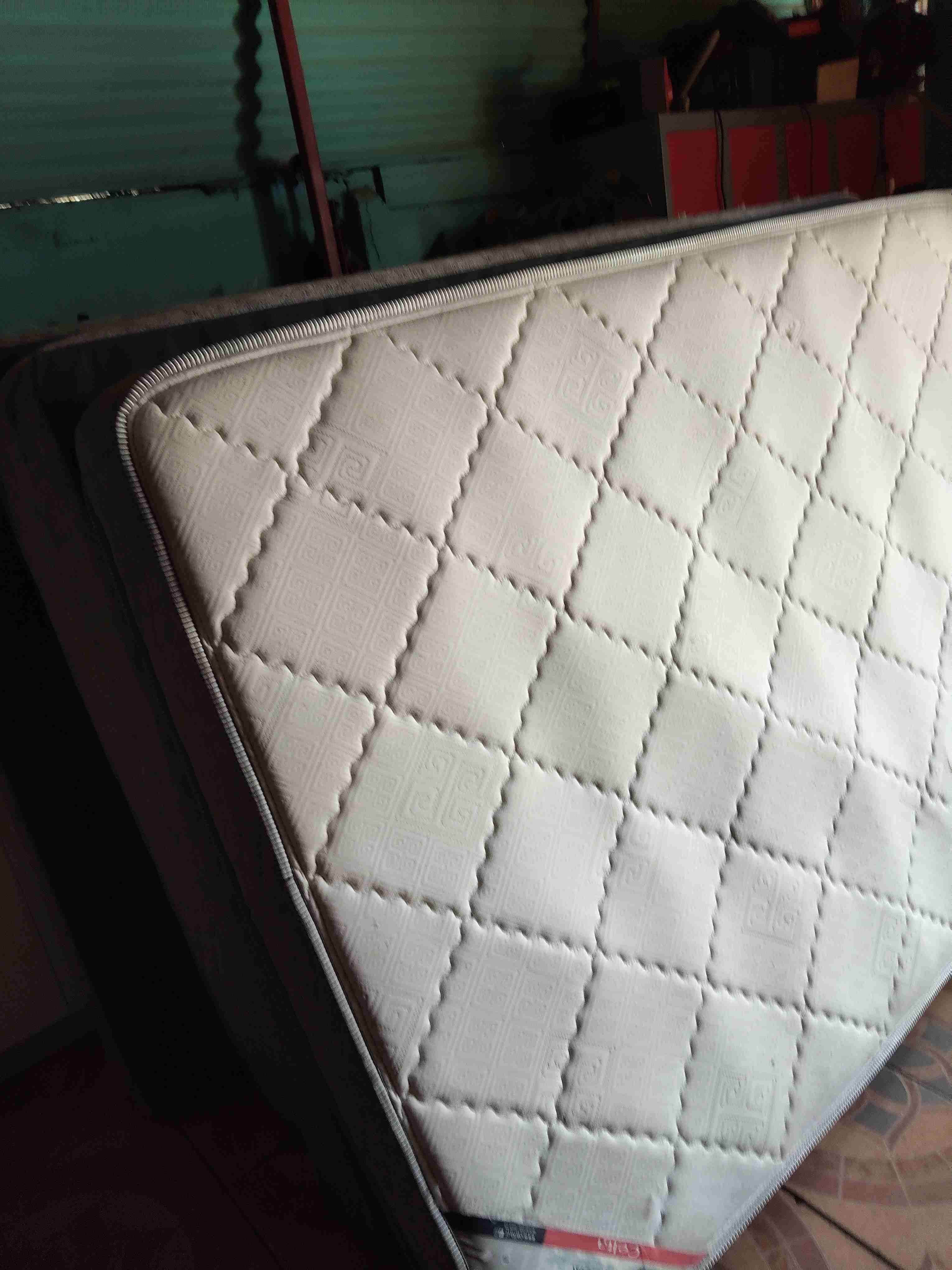 Colchón matrimonial en buen estado - miniatura 4