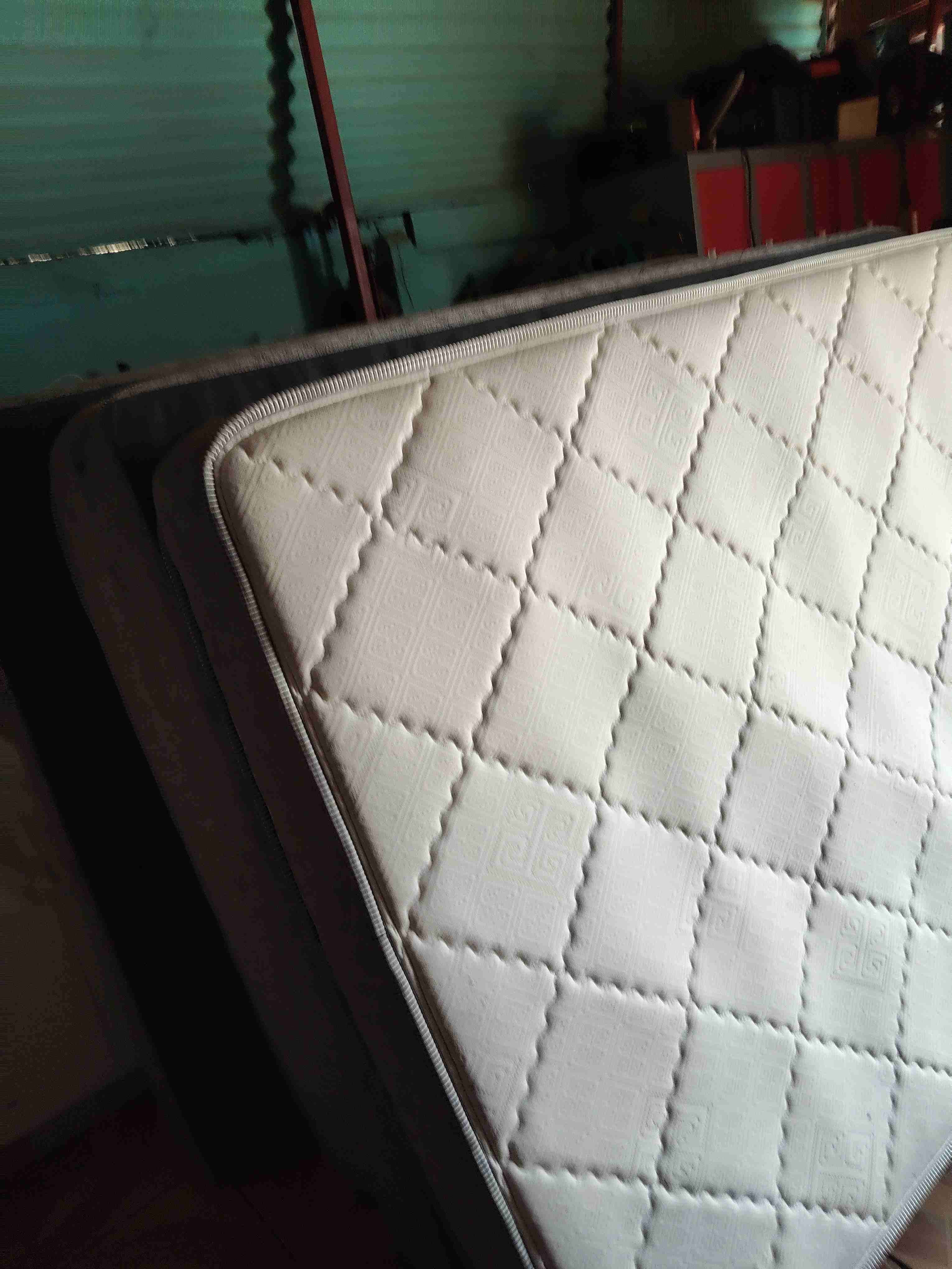 Colchón matrimonial en buen estado - miniatura 5