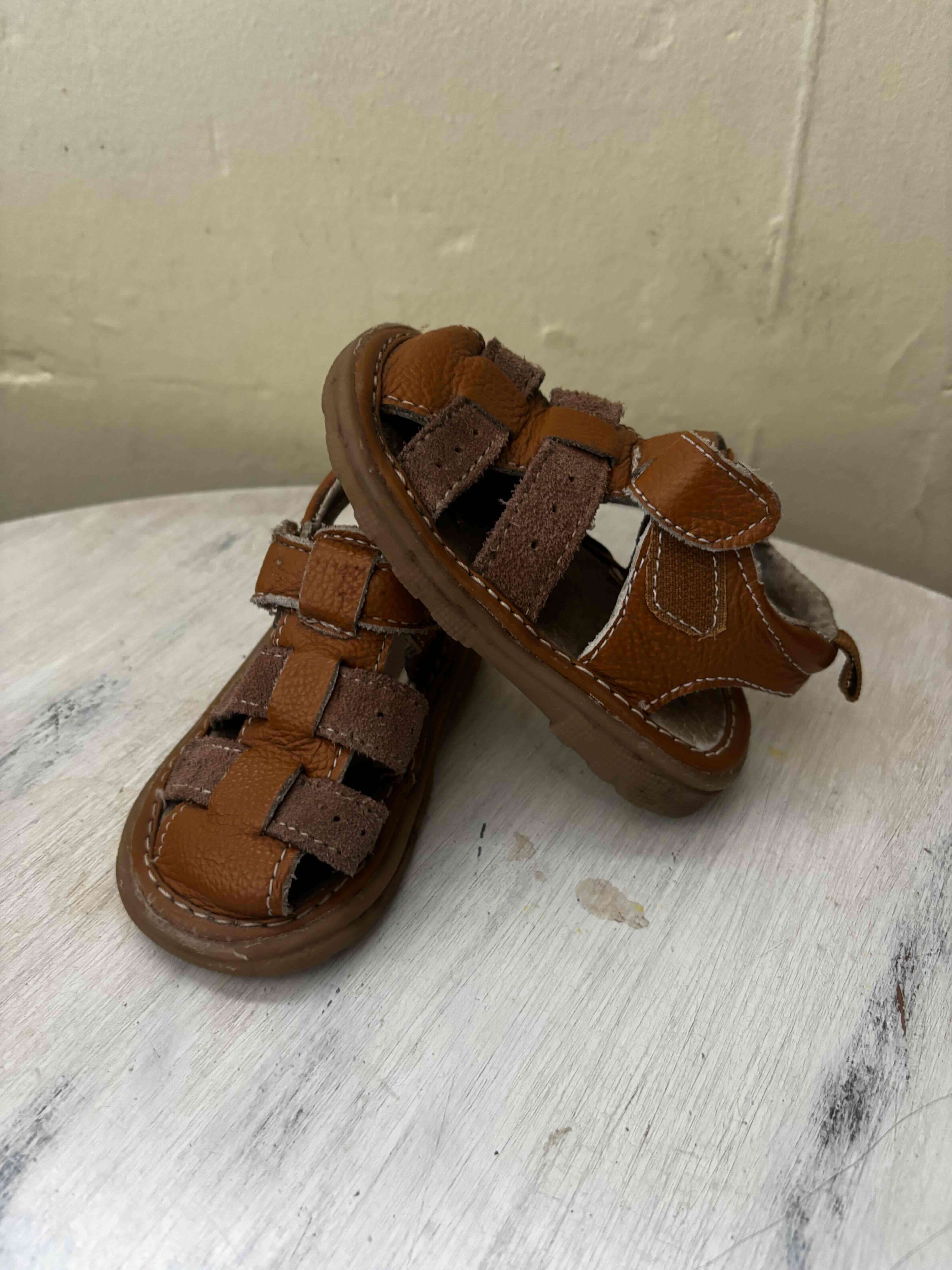Sandalias de cuero marrón para niños