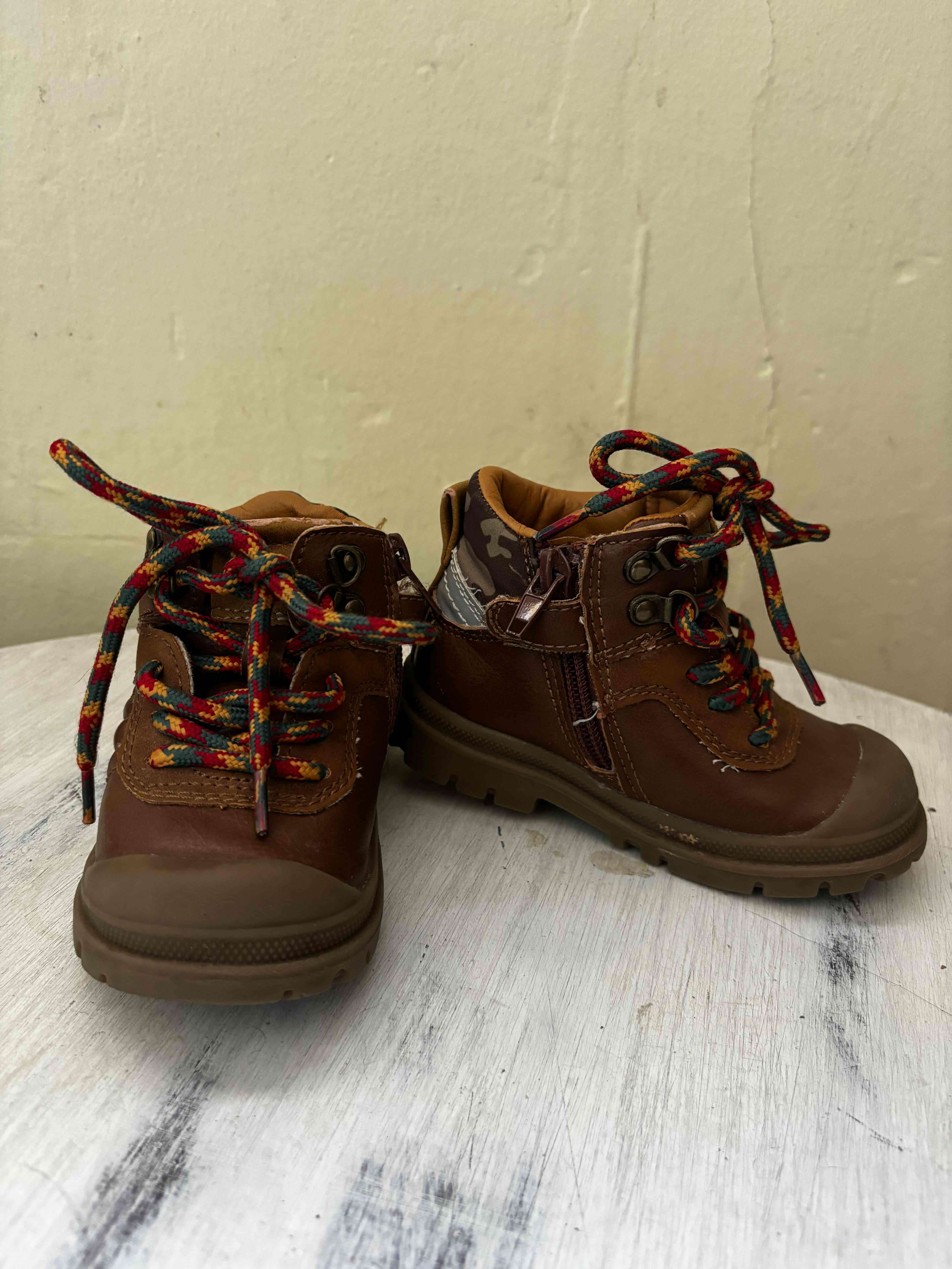 Botas infantiles color café