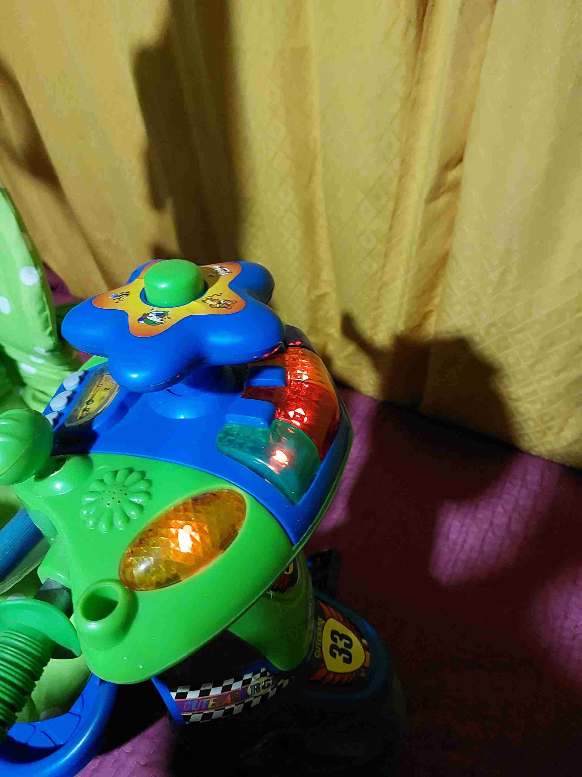 Triciclo andador infantil colorido - miniatura 4