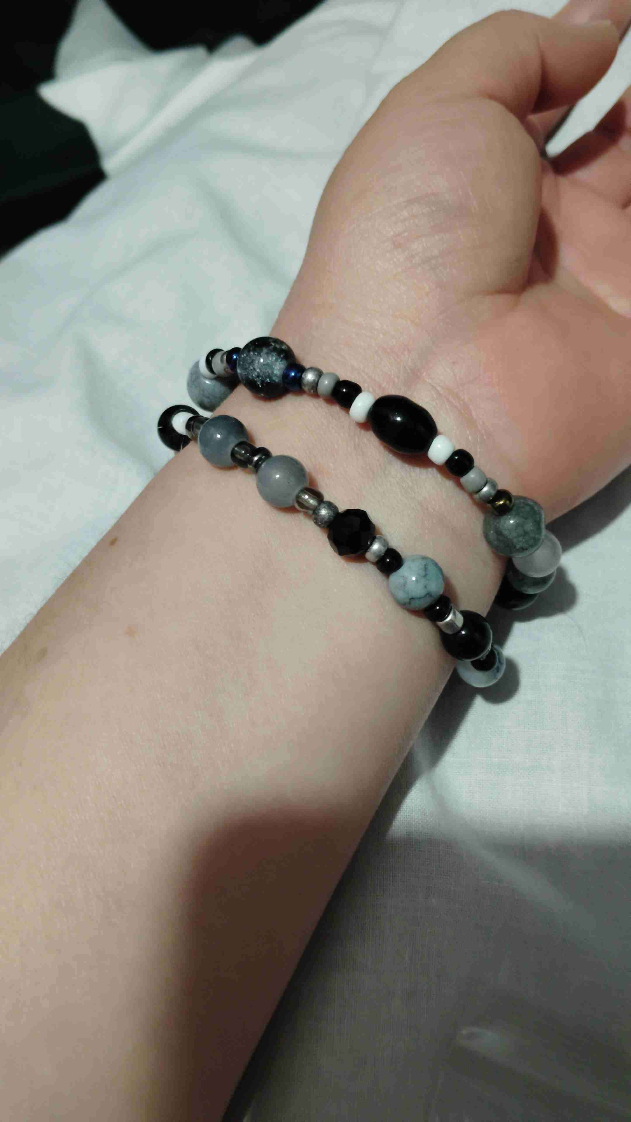 Pulseras de cuentas negras y grises