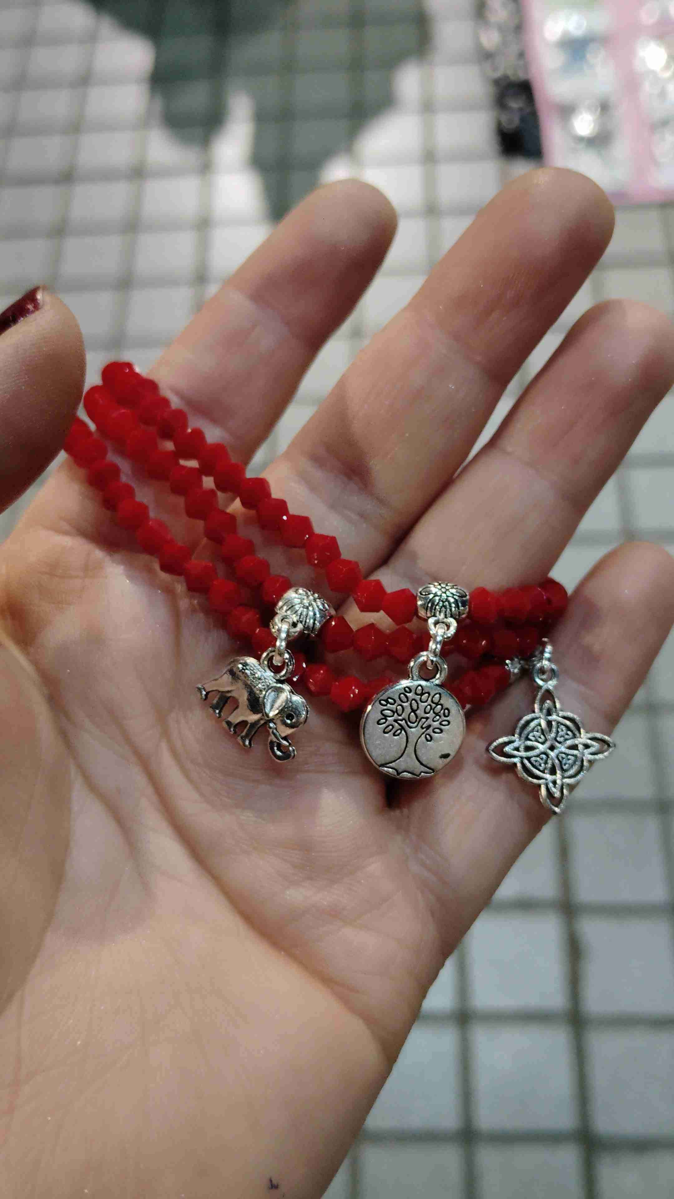 Pulsera roja con dijes