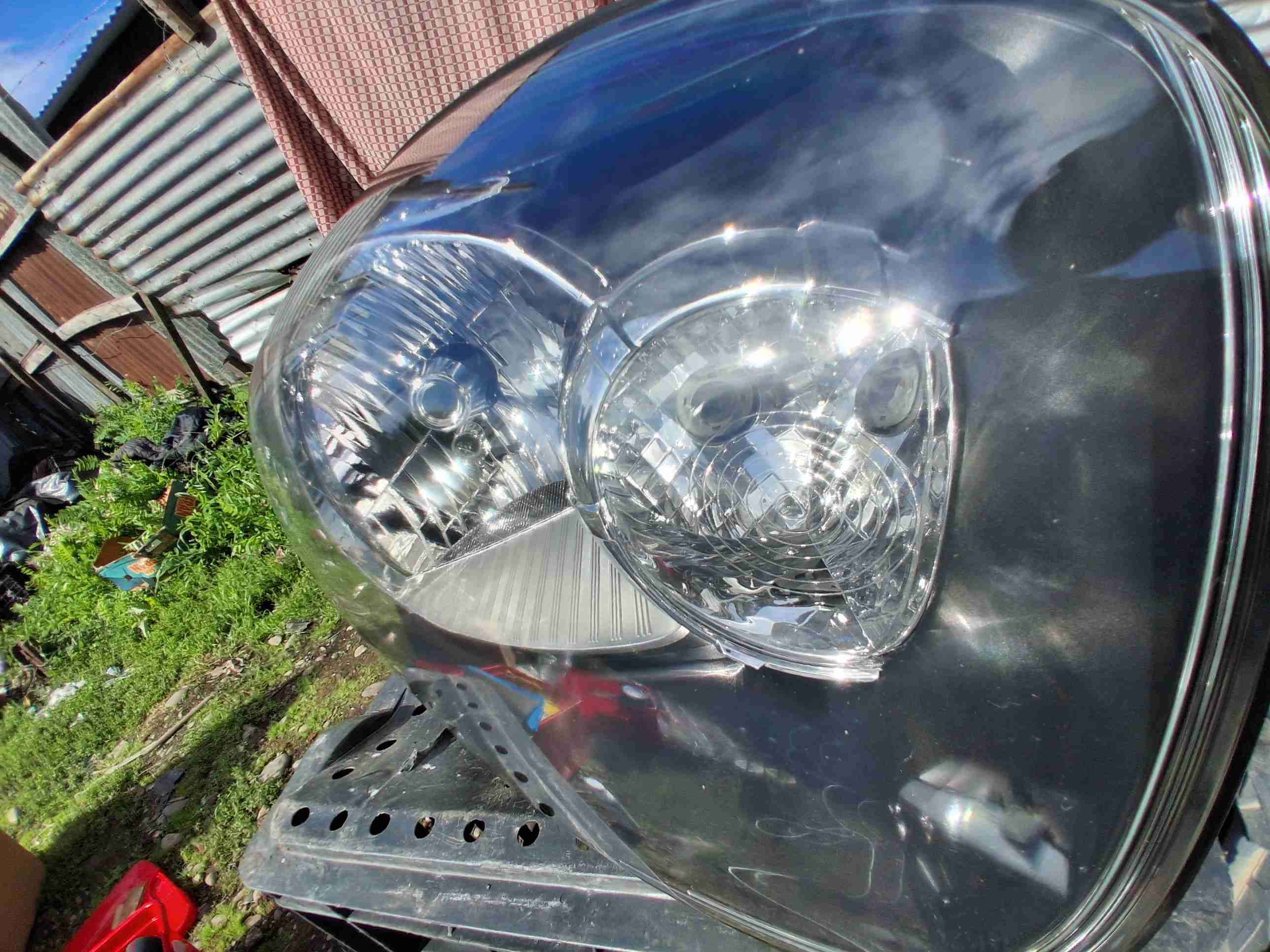Foco delantero de vehículo plateado - miniatura 2