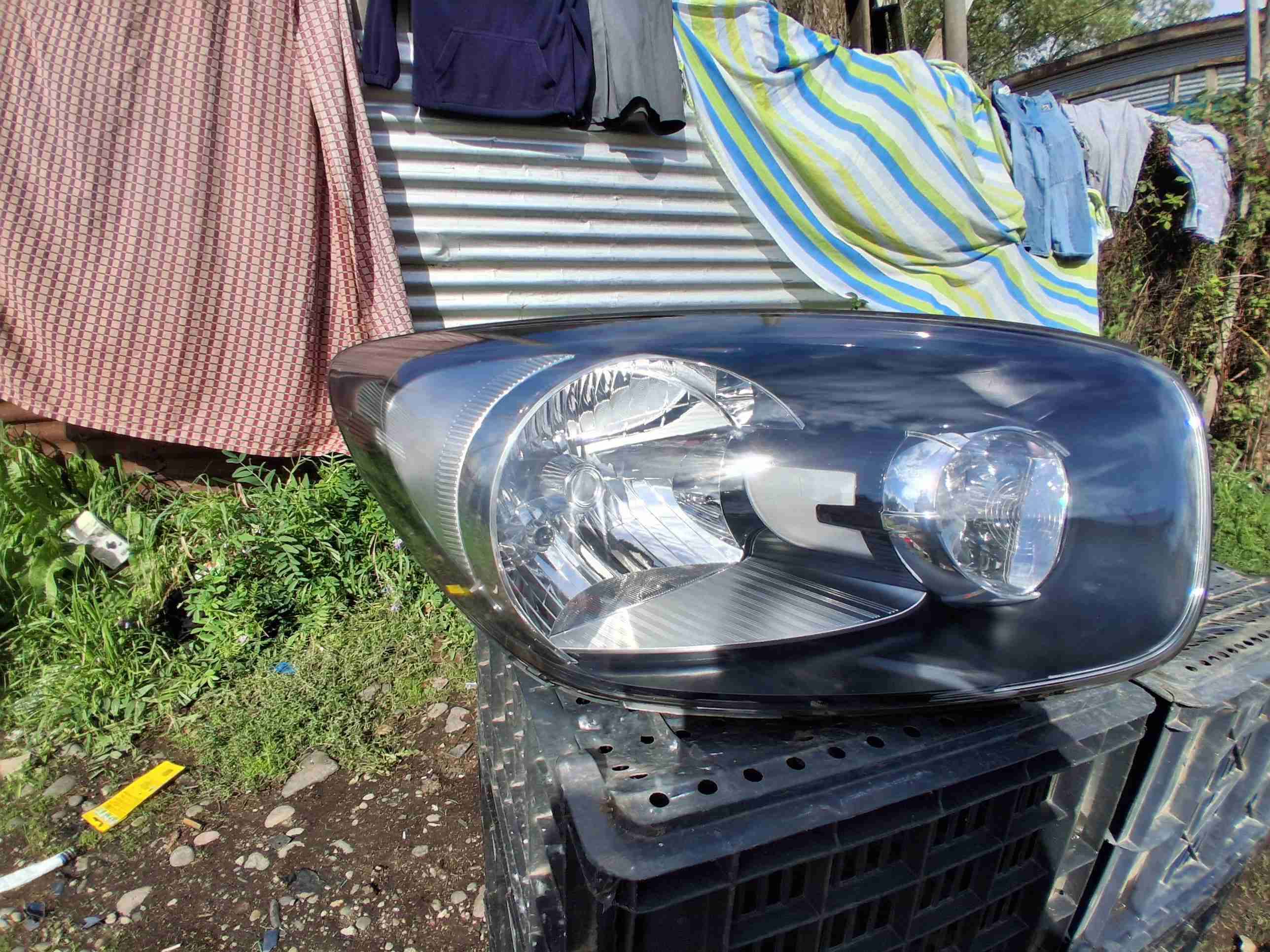 Foco delantero de vehículo plateado - miniatura 3