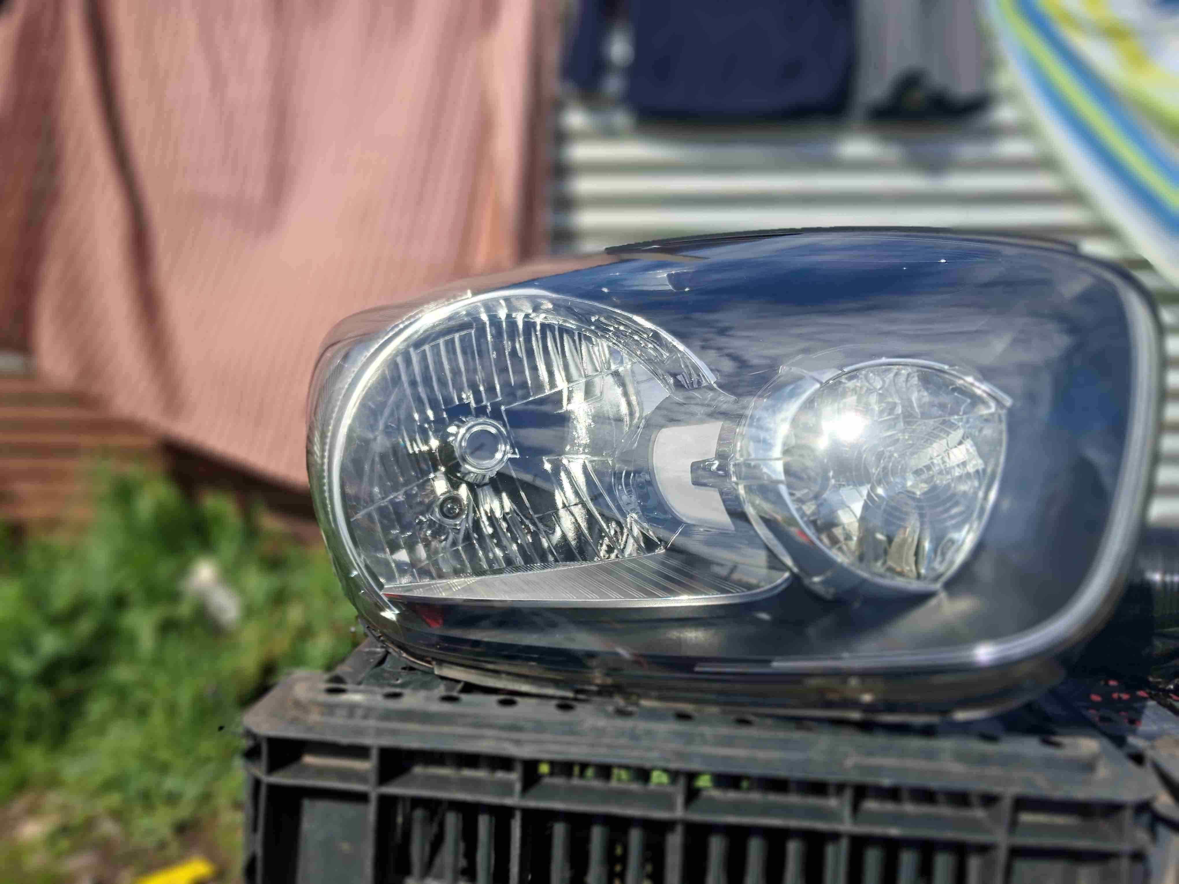 Foco delantero de vehículo plateado - miniatura 4