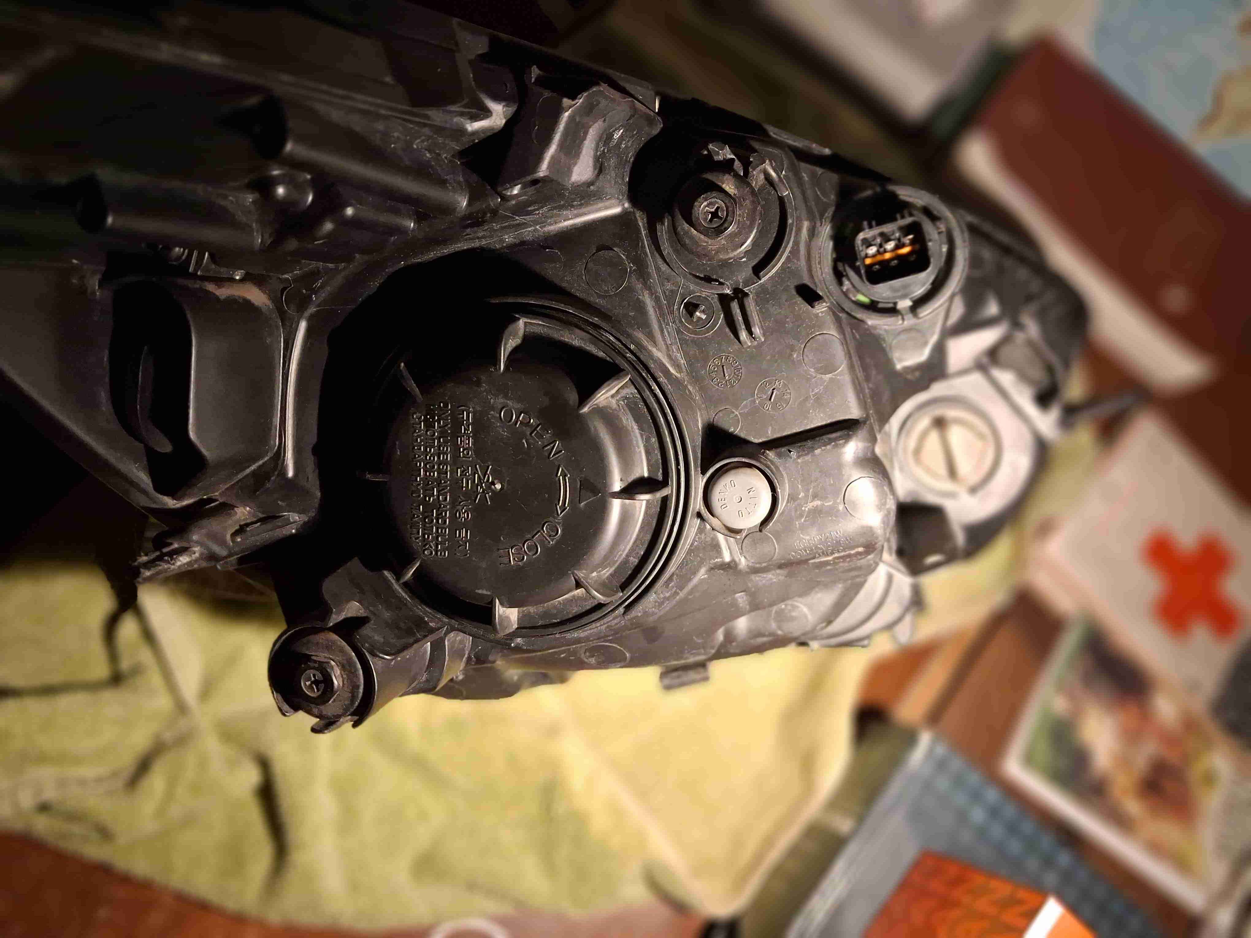 Foco delantero de vehículo plateado - miniatura 6