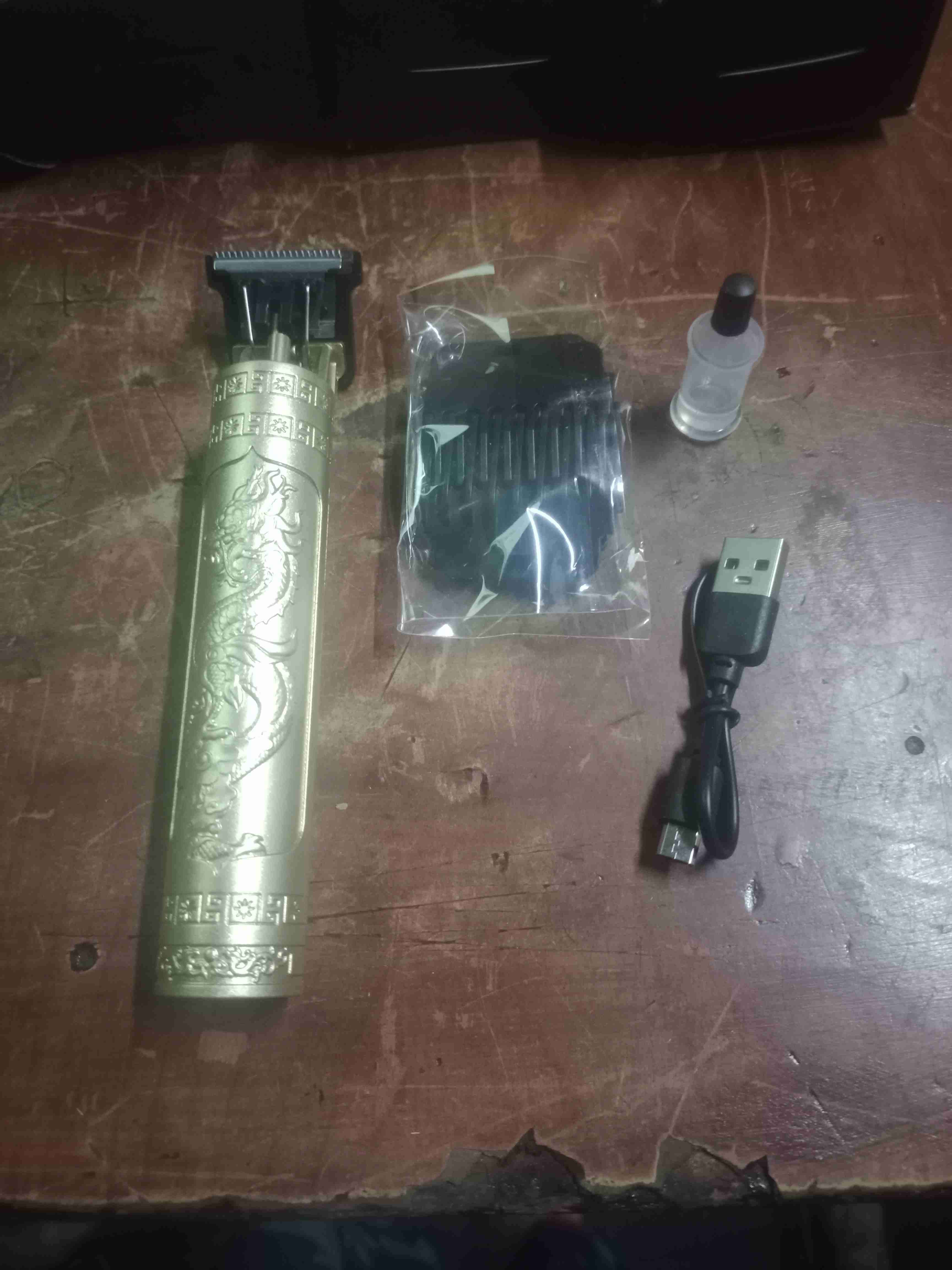 Máquina cortapelo dorada recargable