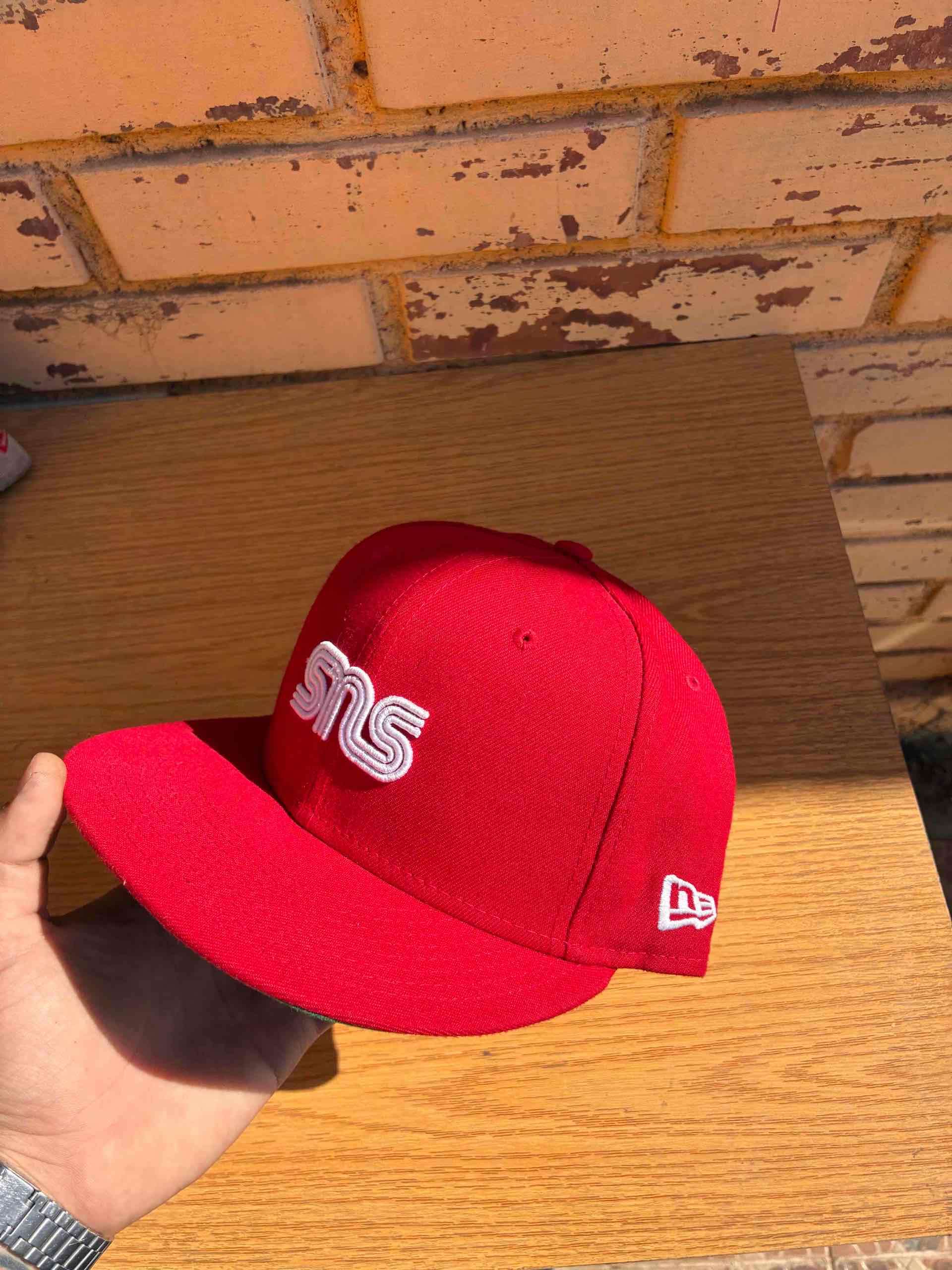 Gorra roja SNS new era