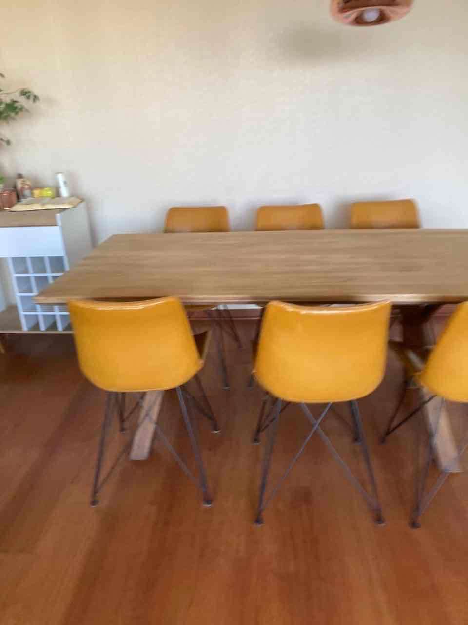 Juego de comedor madera y sillas amarillas