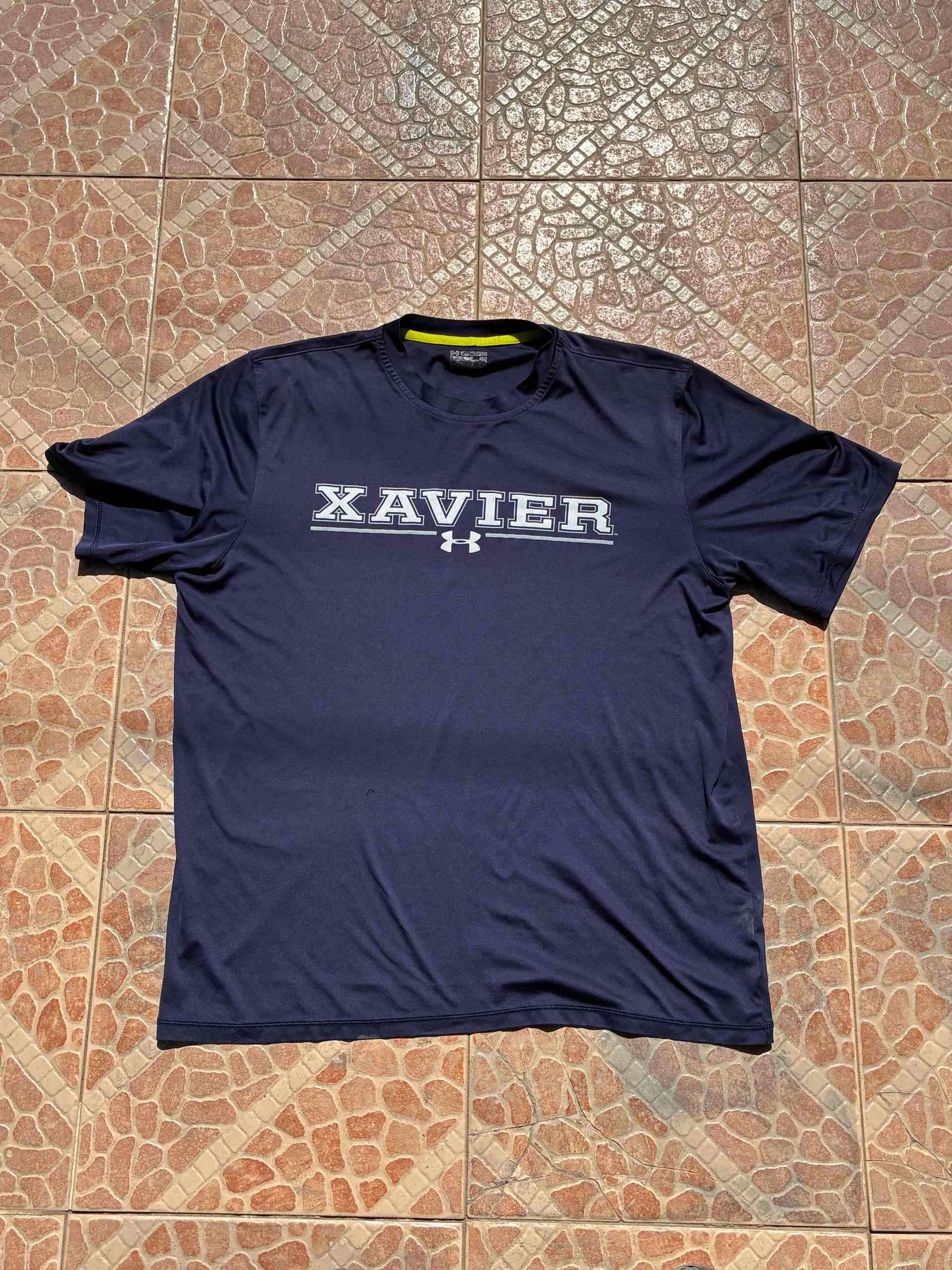 Polera deportiva azul marca under