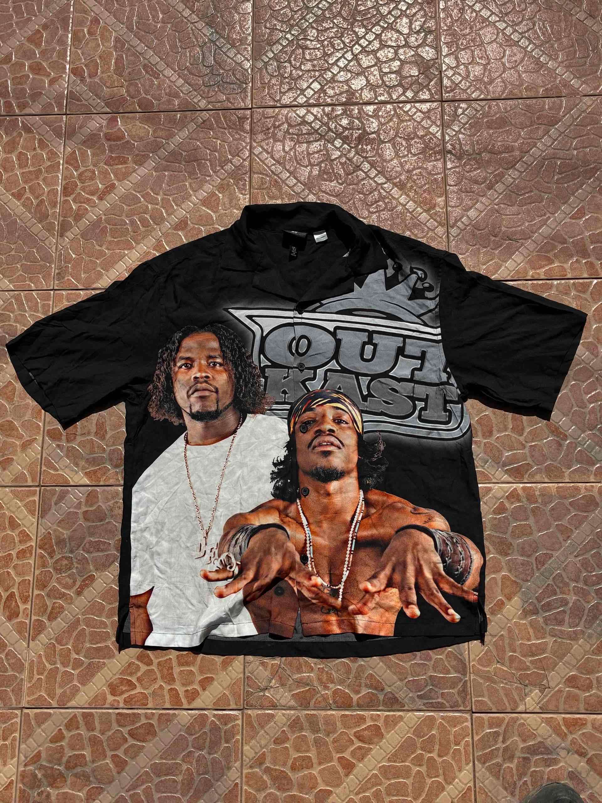Polera negra con diseño Outkast