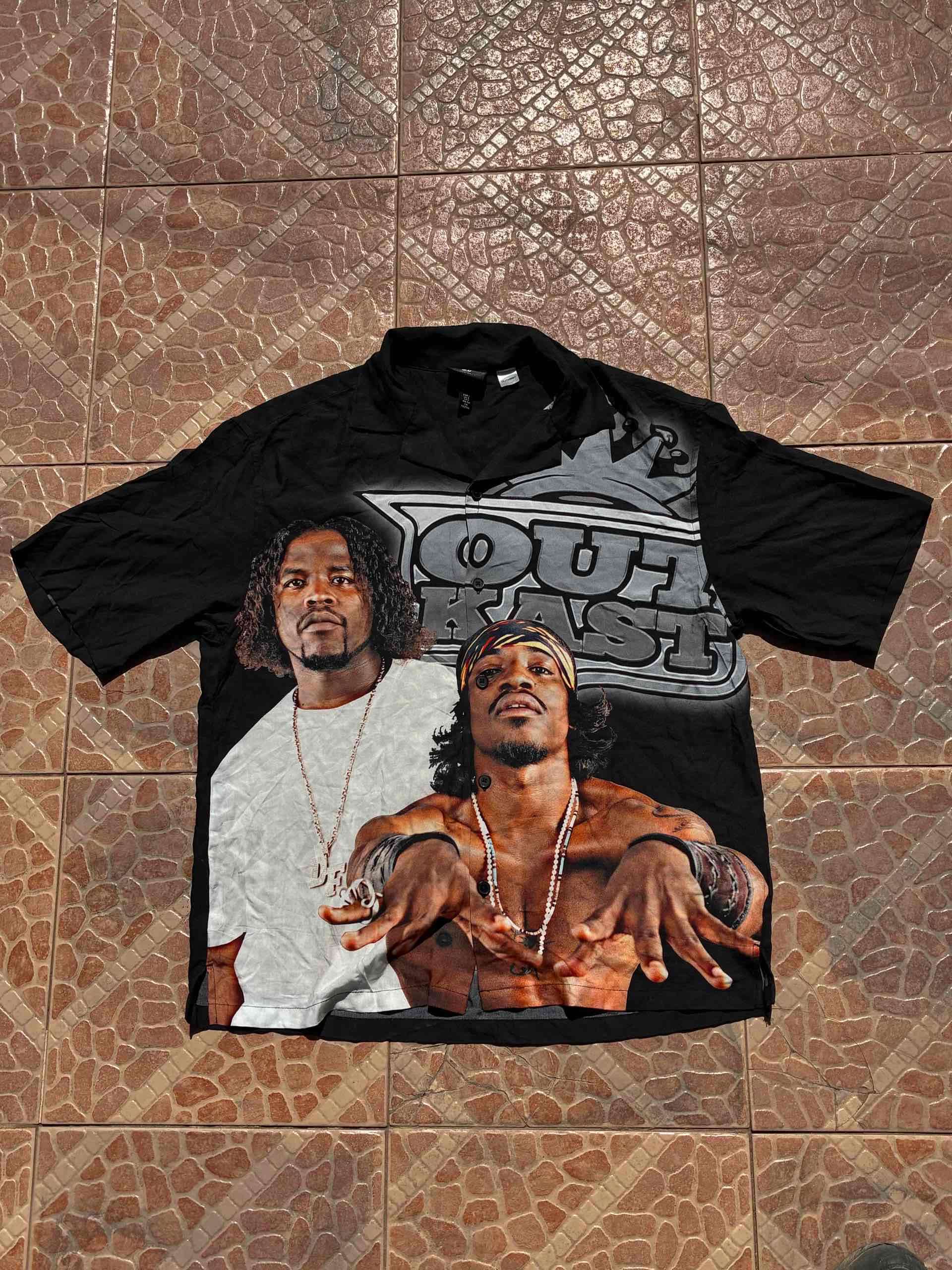 Polera negra con diseño Outkast - miniatura 2