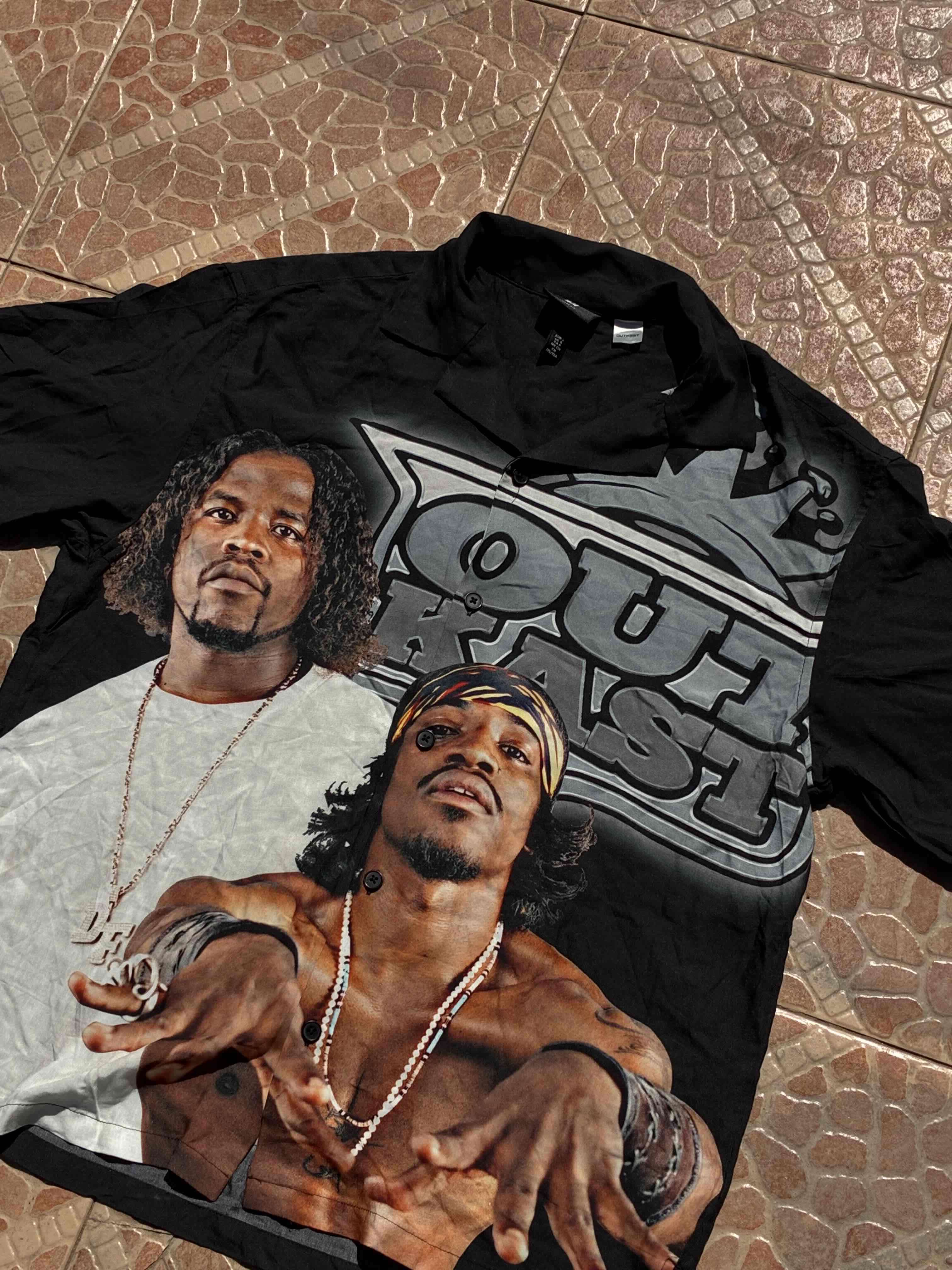 Polera negra con diseño Outkast - miniatura 4
