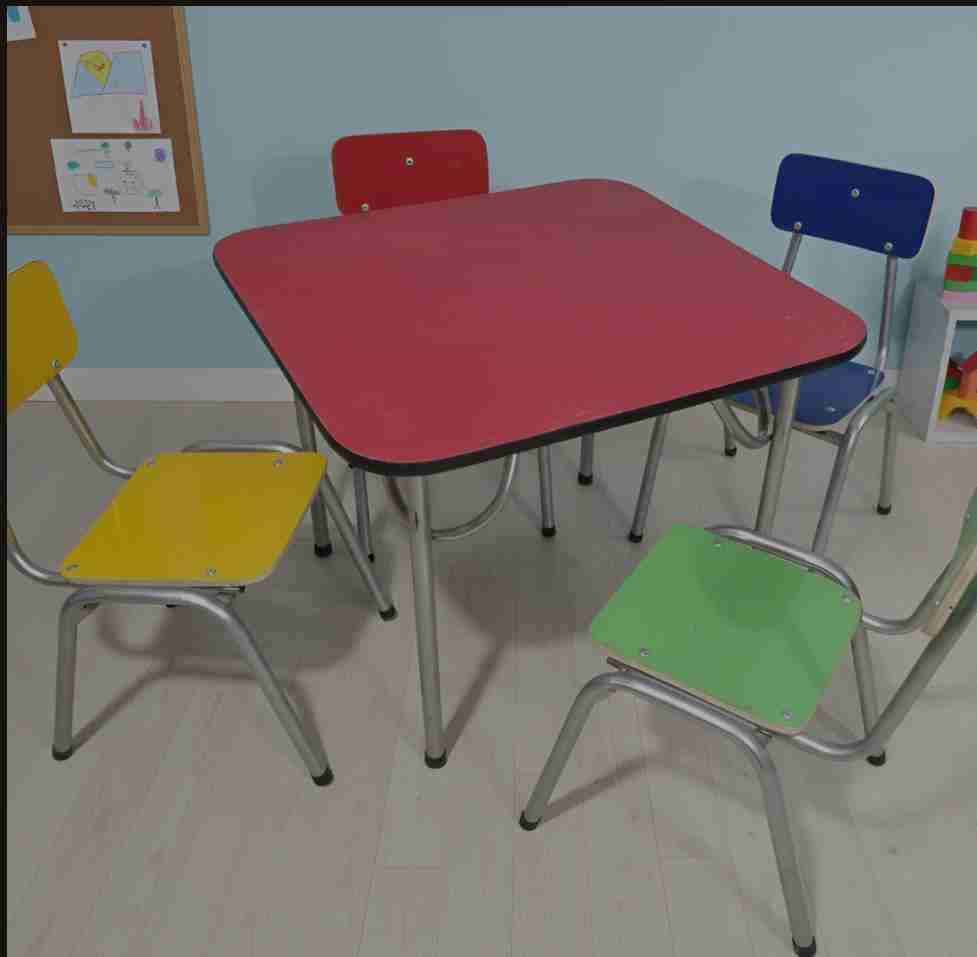 Kit mesa infantil con sillas coloridas