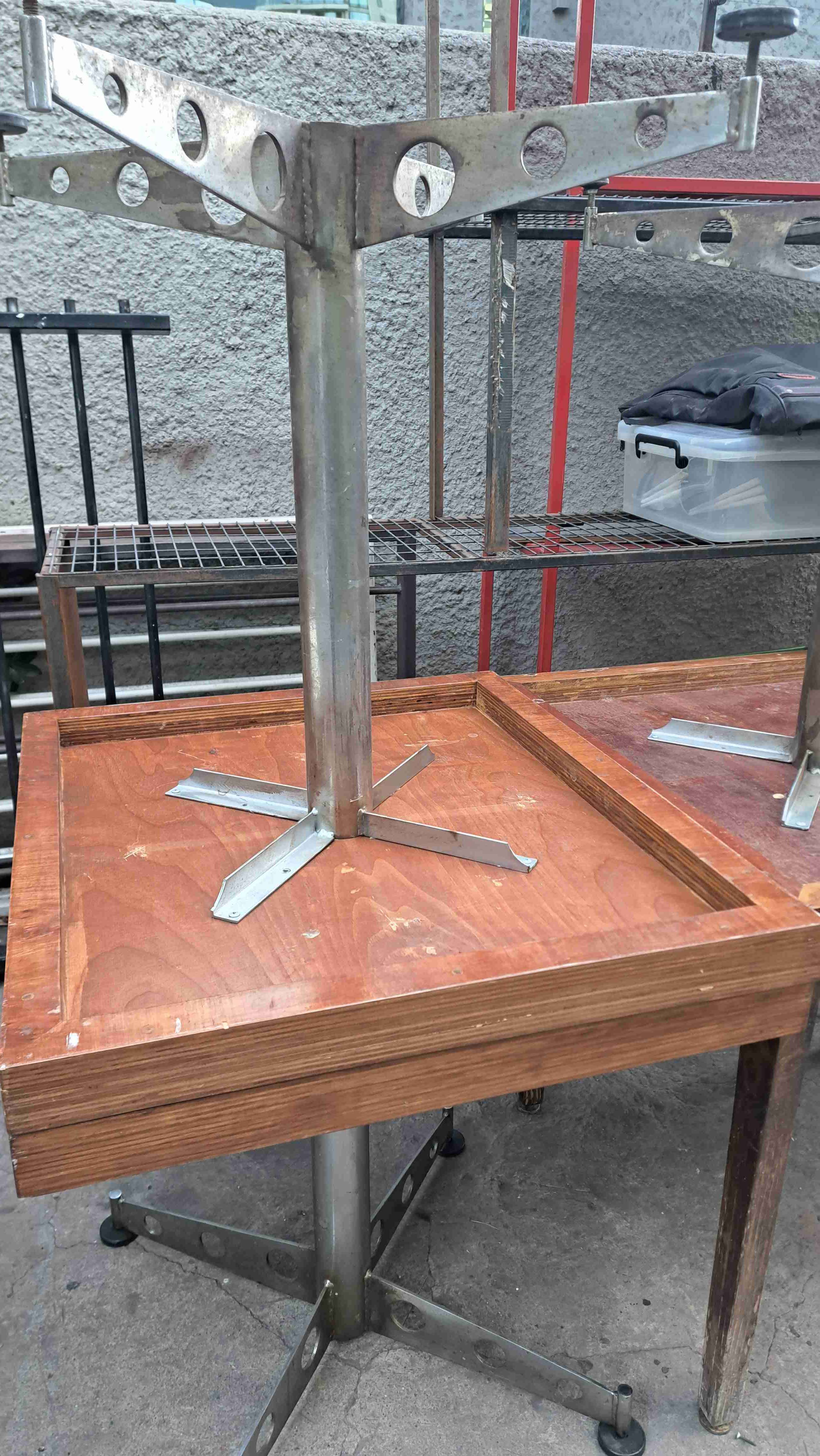 Mesa de madera con soporte metálico - miniatura 2