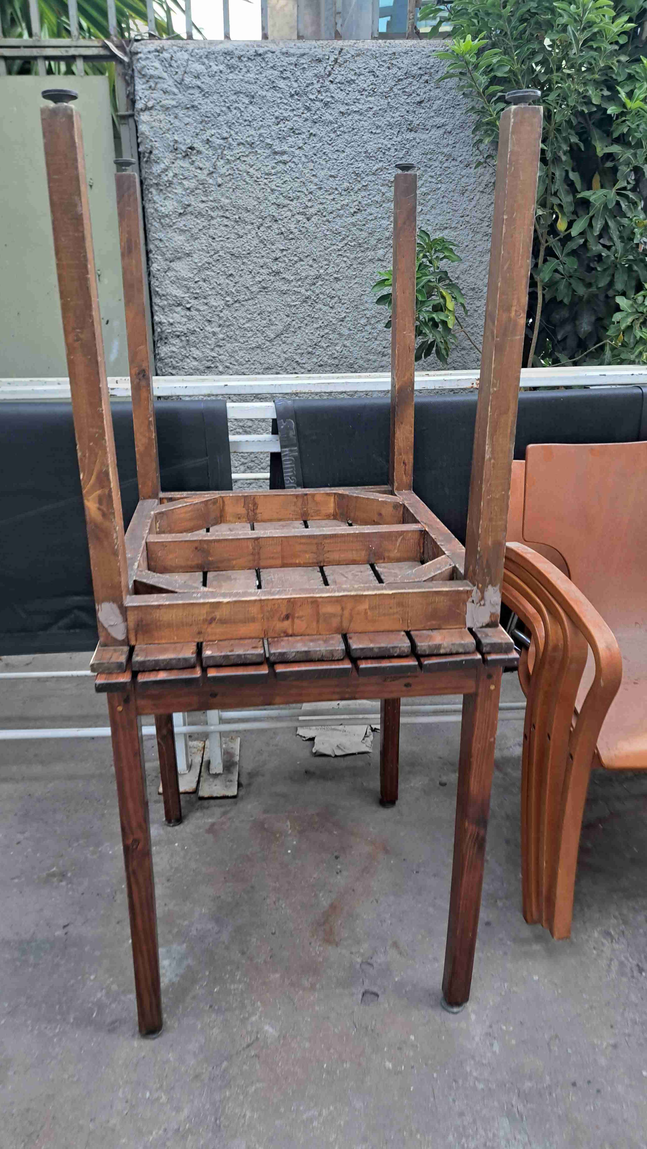 Mesa de madera con soporte metálico - miniatura 3