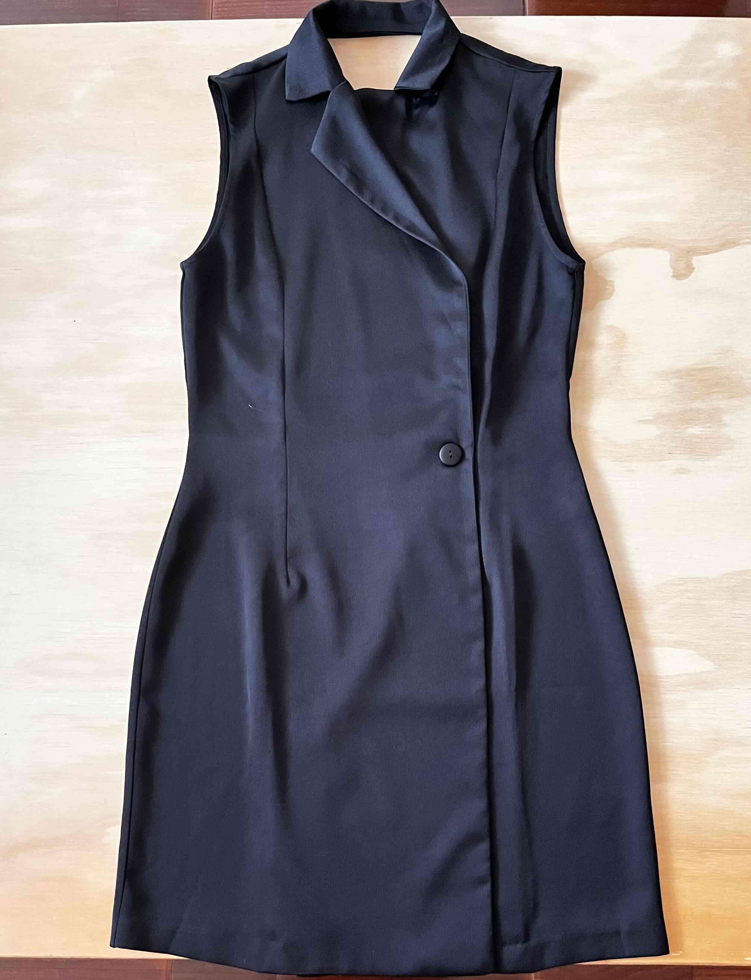 Vestido negro sin mangas elegante