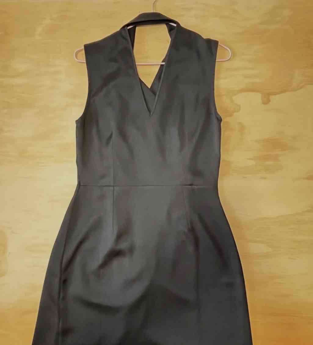 Vestido negro sin mangas elegante - miniatura 2