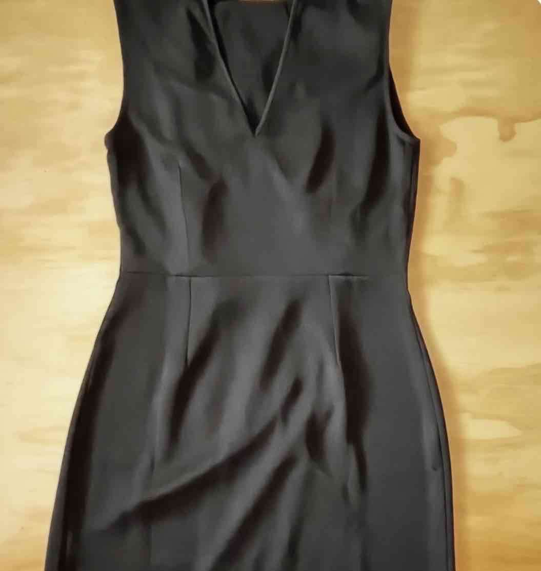 Vestido negro sin mangas elegante - miniatura 3