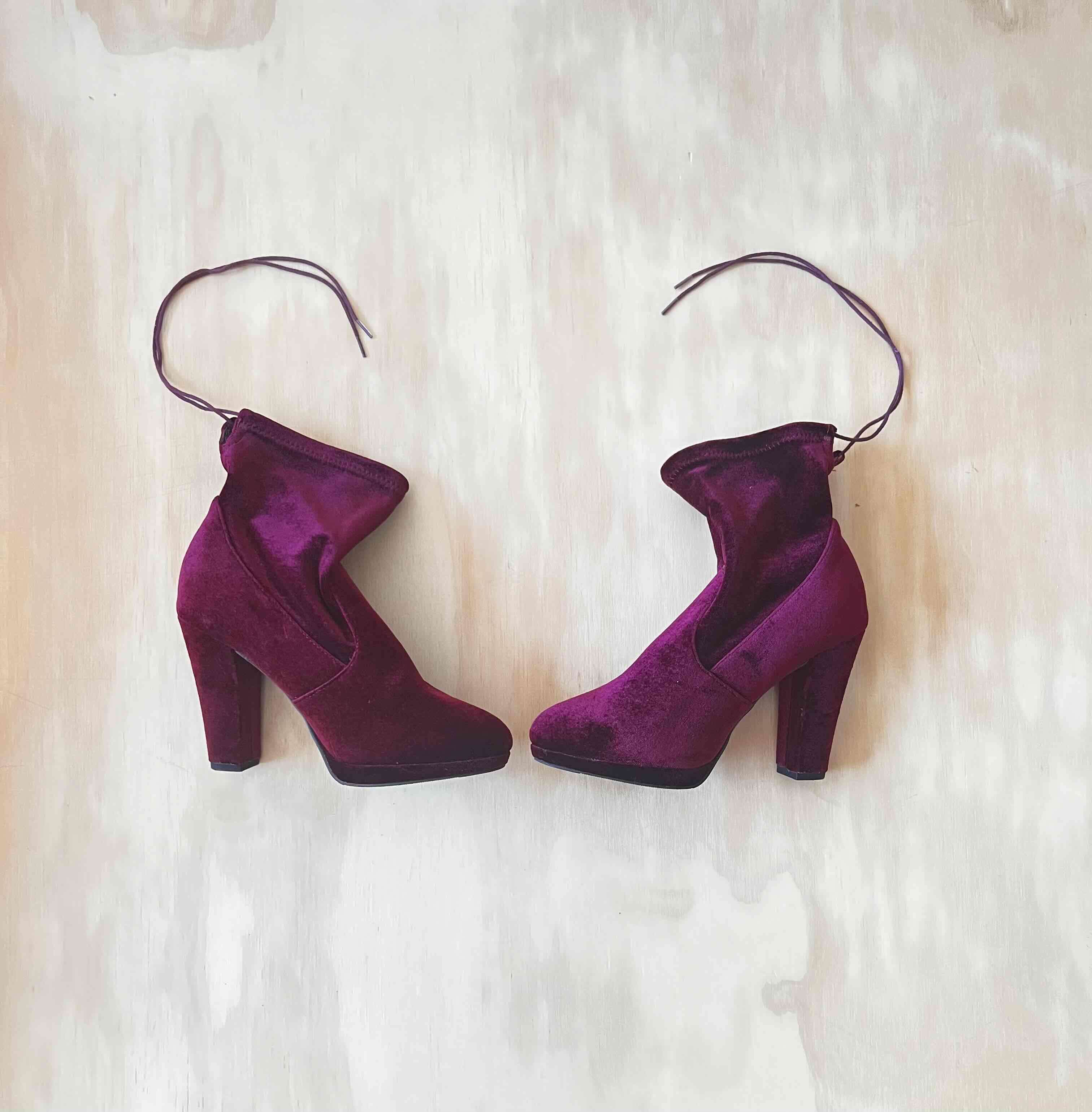 Botines de terciopelo bordeo