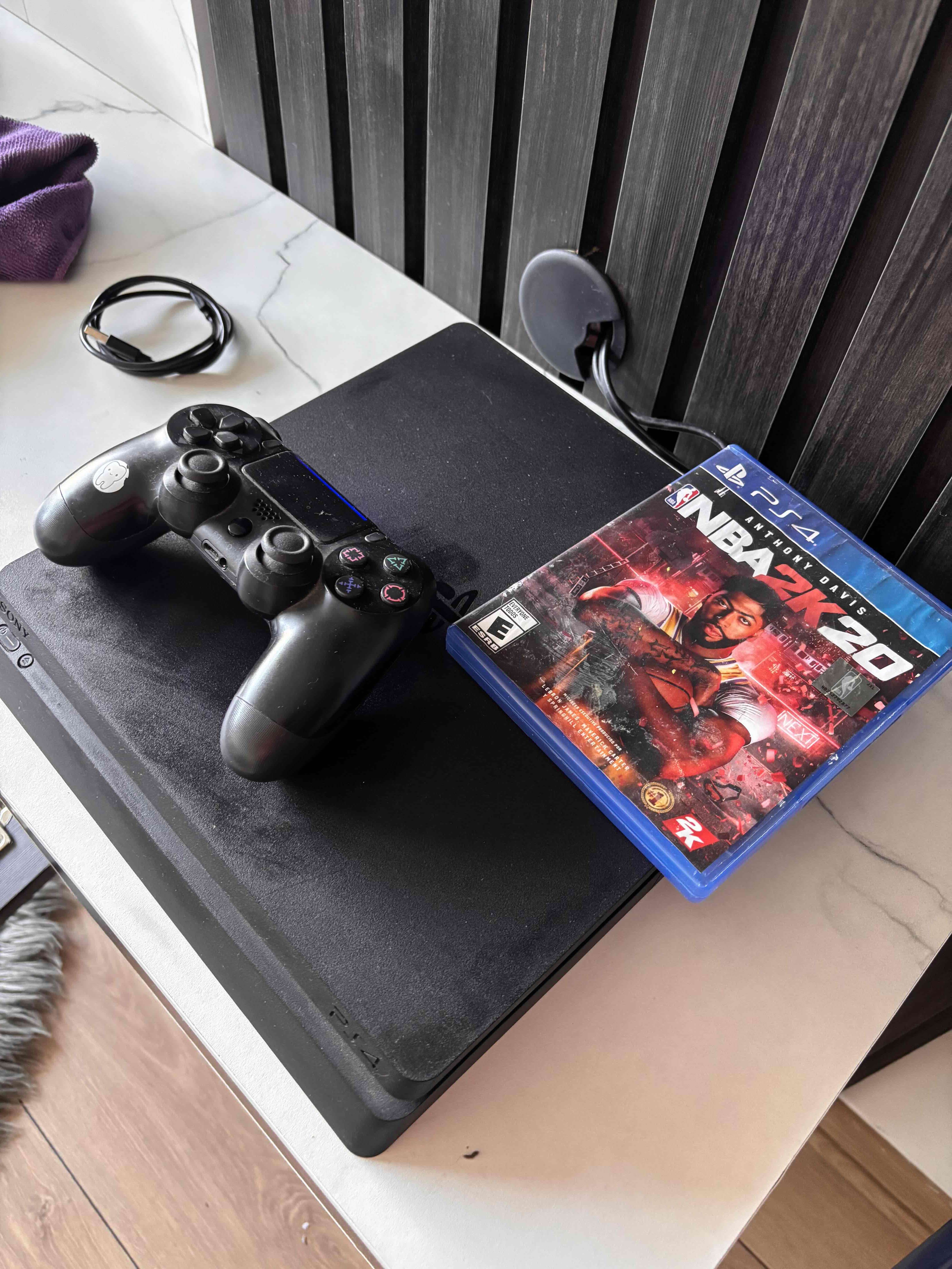 Consola PS4 con control y juego - miniatura 2