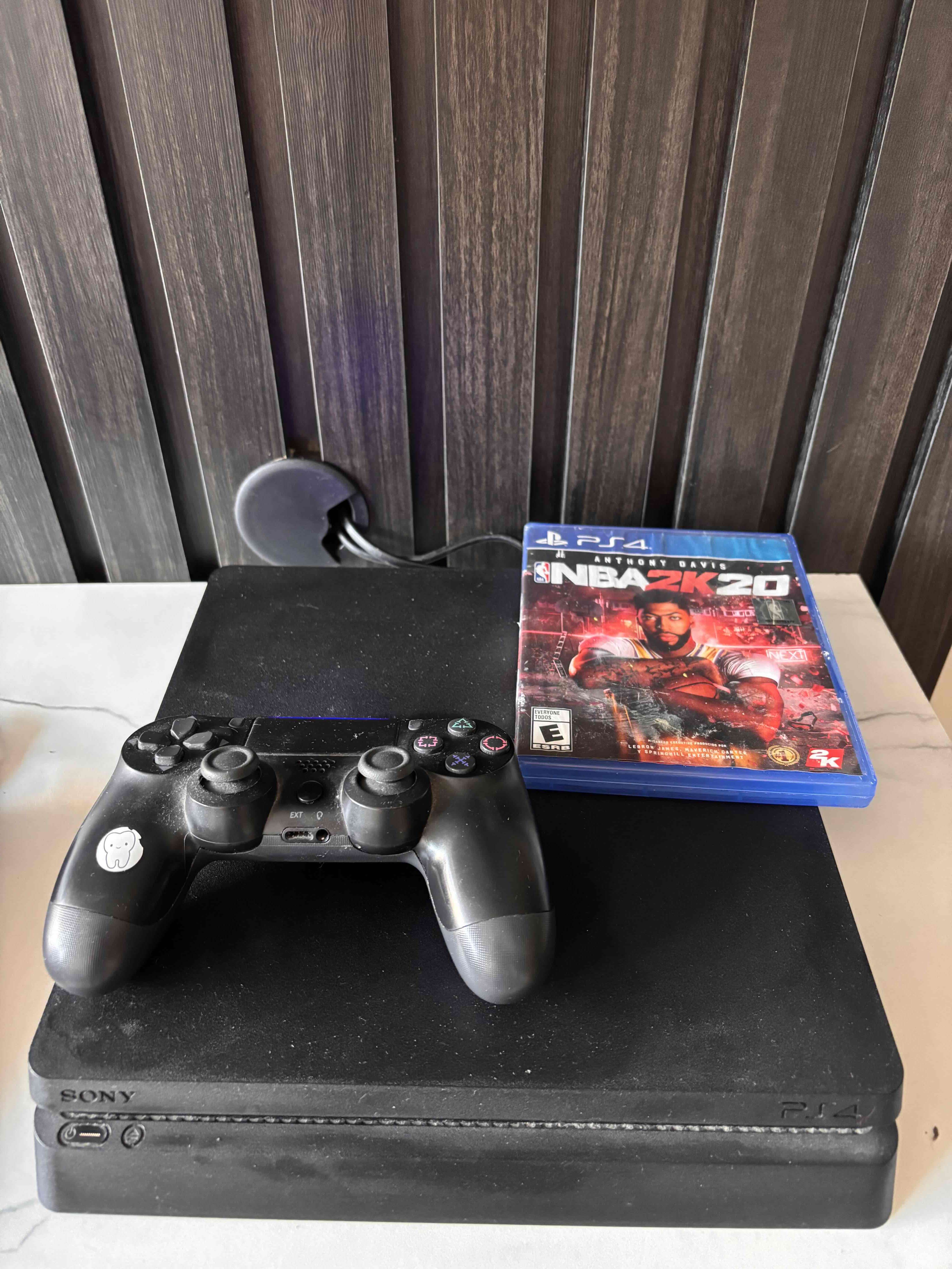 Consola PS4 con control y juego - miniatura 3