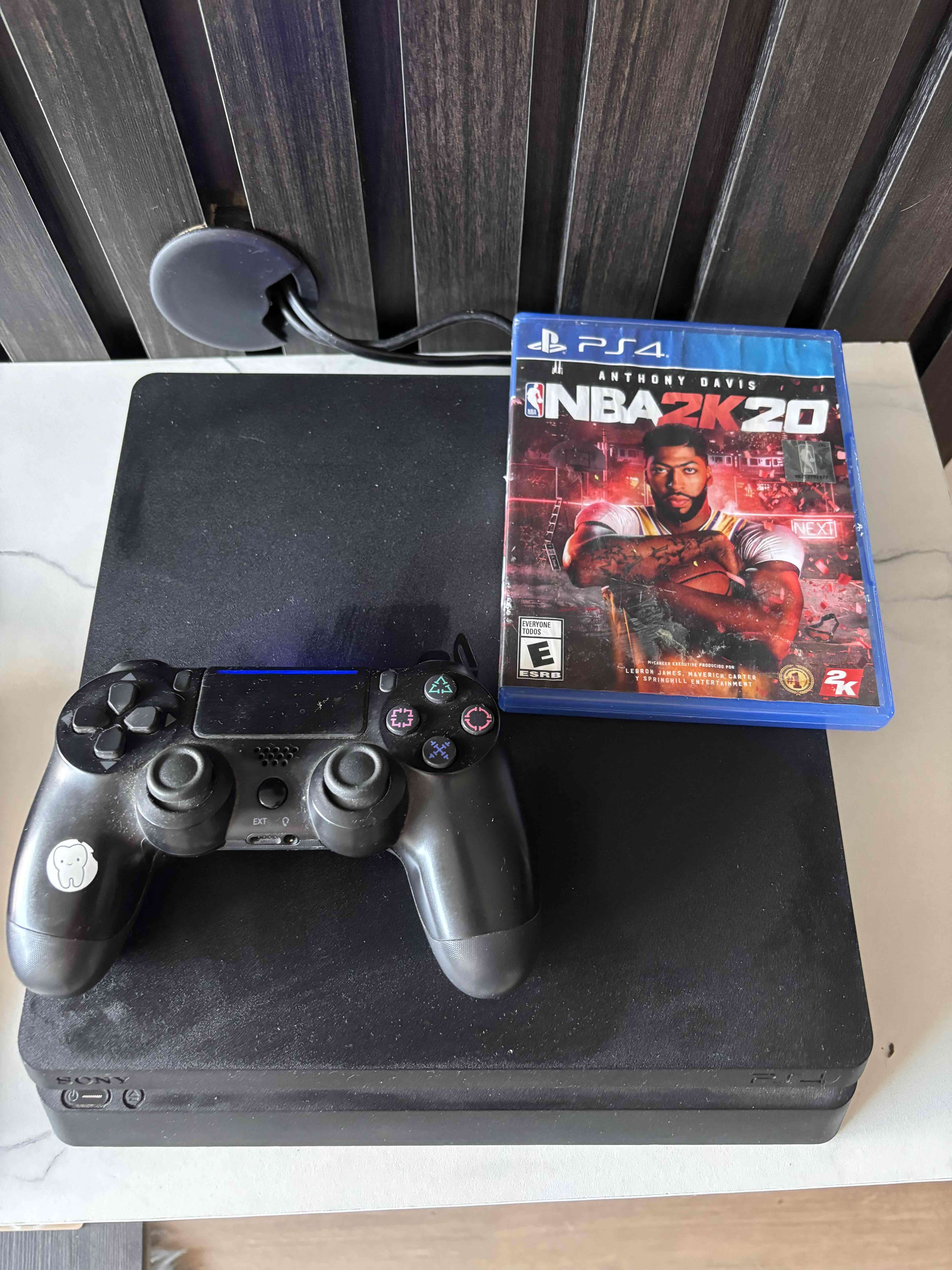 Consola PS4 con control y juego - miniatura 4
