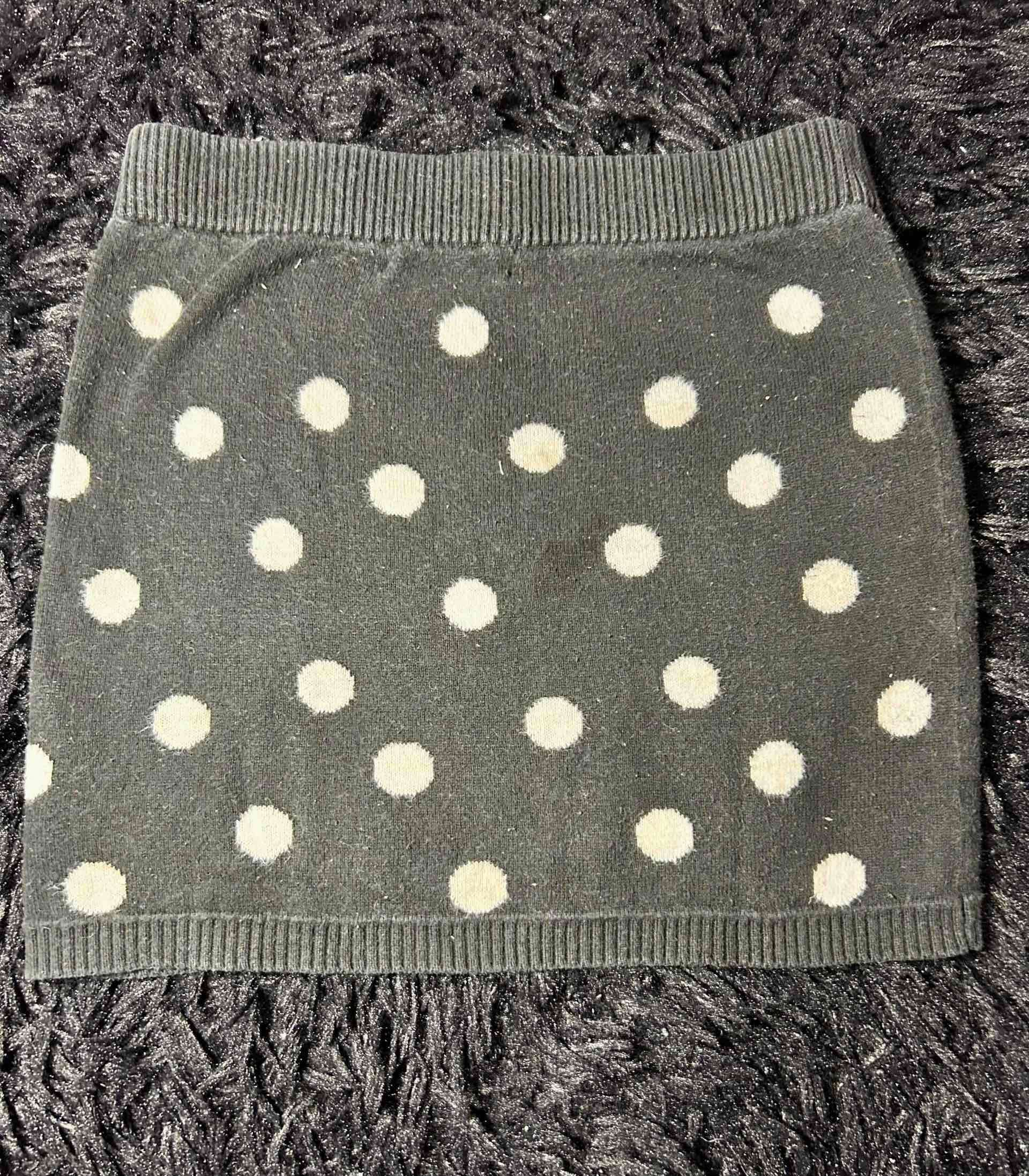 Falda gris con lunares blancos