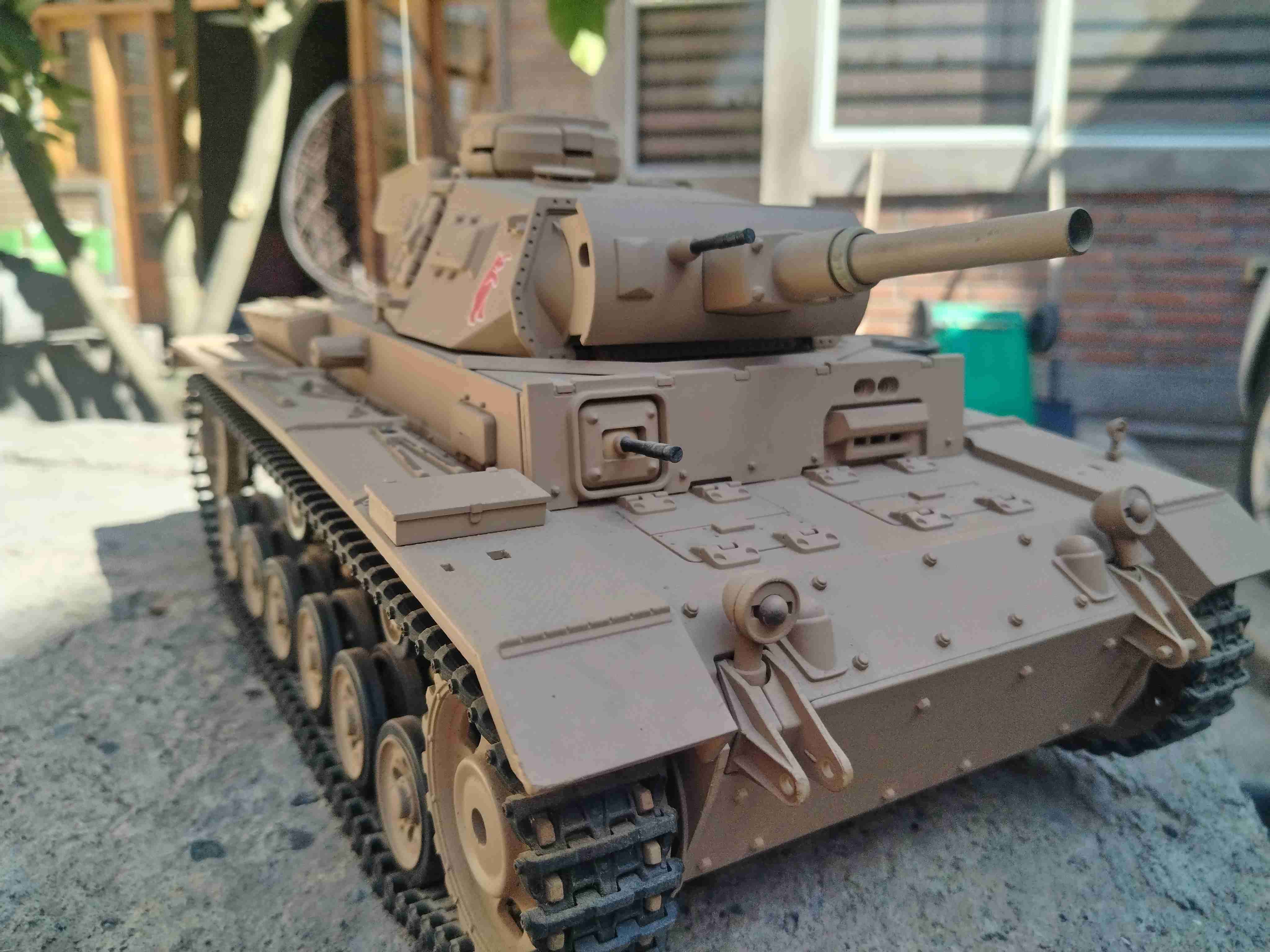 Tanque modelo a escala beige - miniatura 3