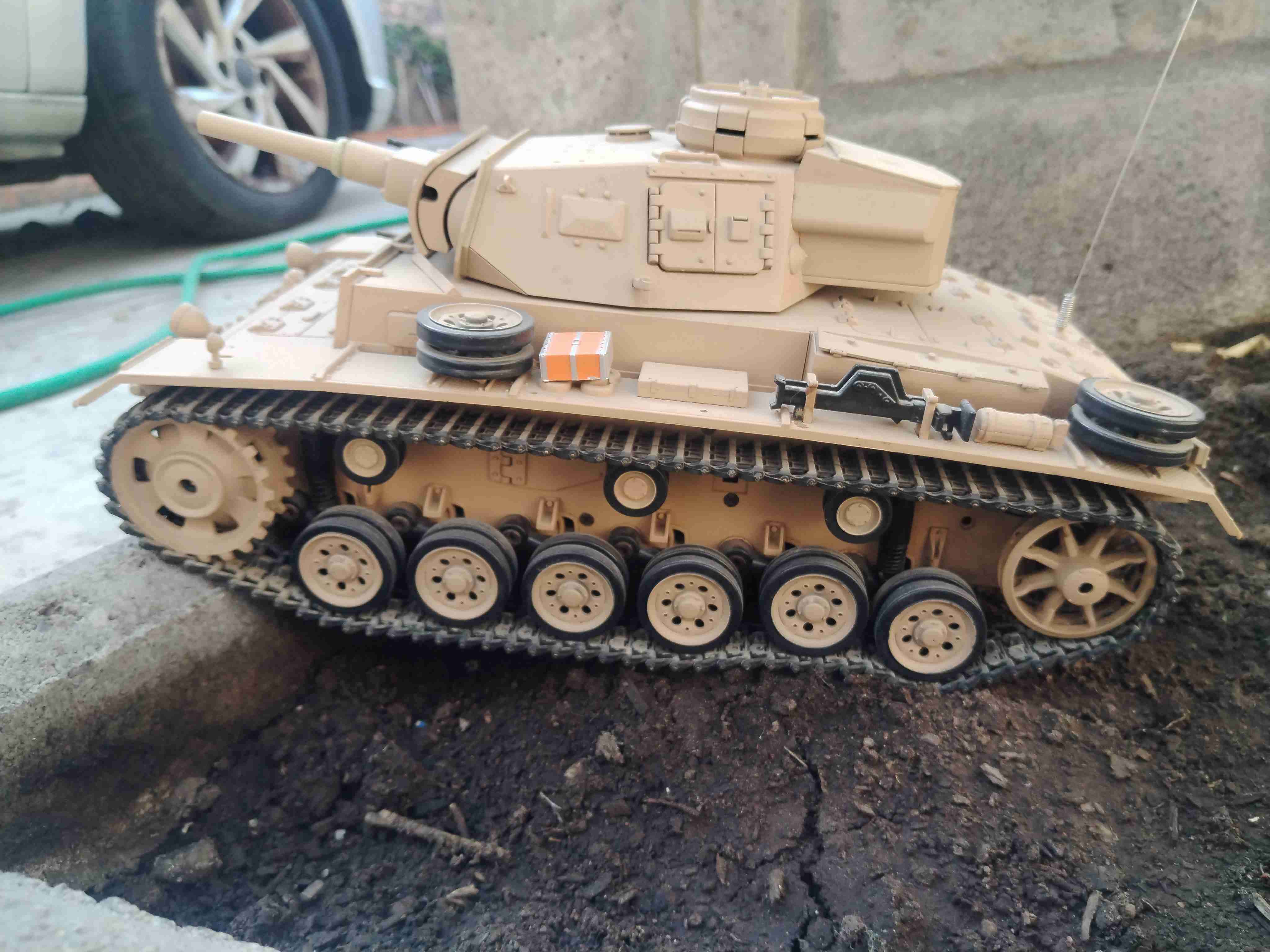 Tanque modelo a escala beige - miniatura 5