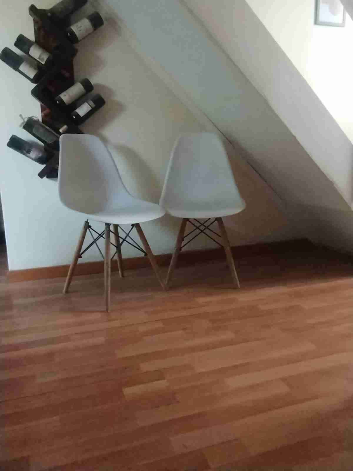 Conjunto de sillas blancas