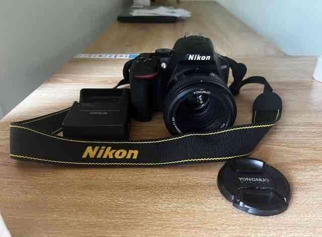Cámara Nikon DSLR con lente - miniatura 1