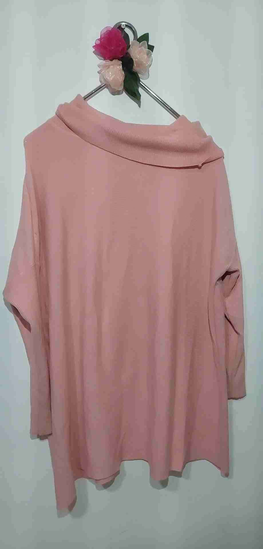 Sweater rosa cuello alto - miniatura 2