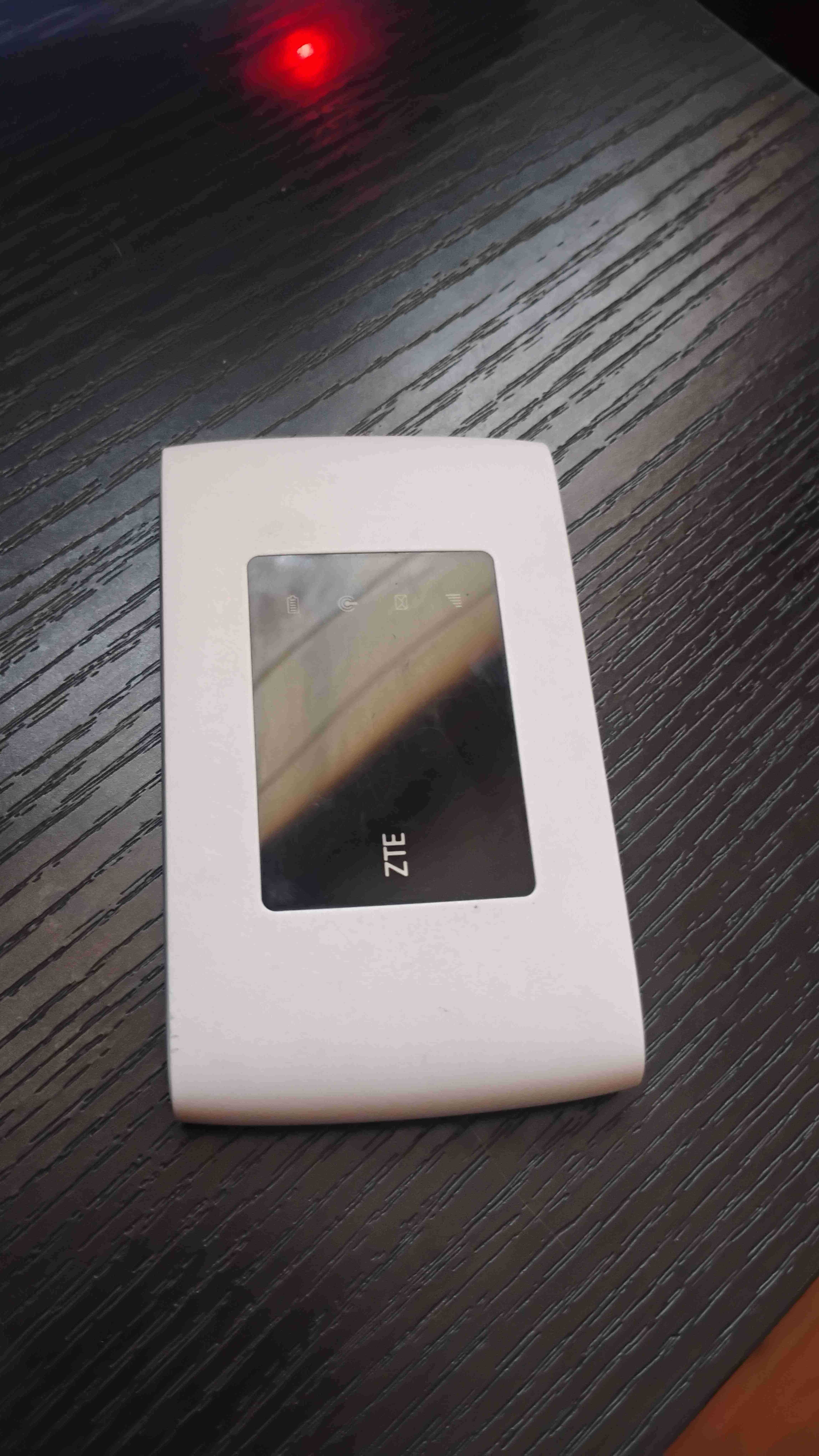 Router portátil ZTE blanco - miniatura 2