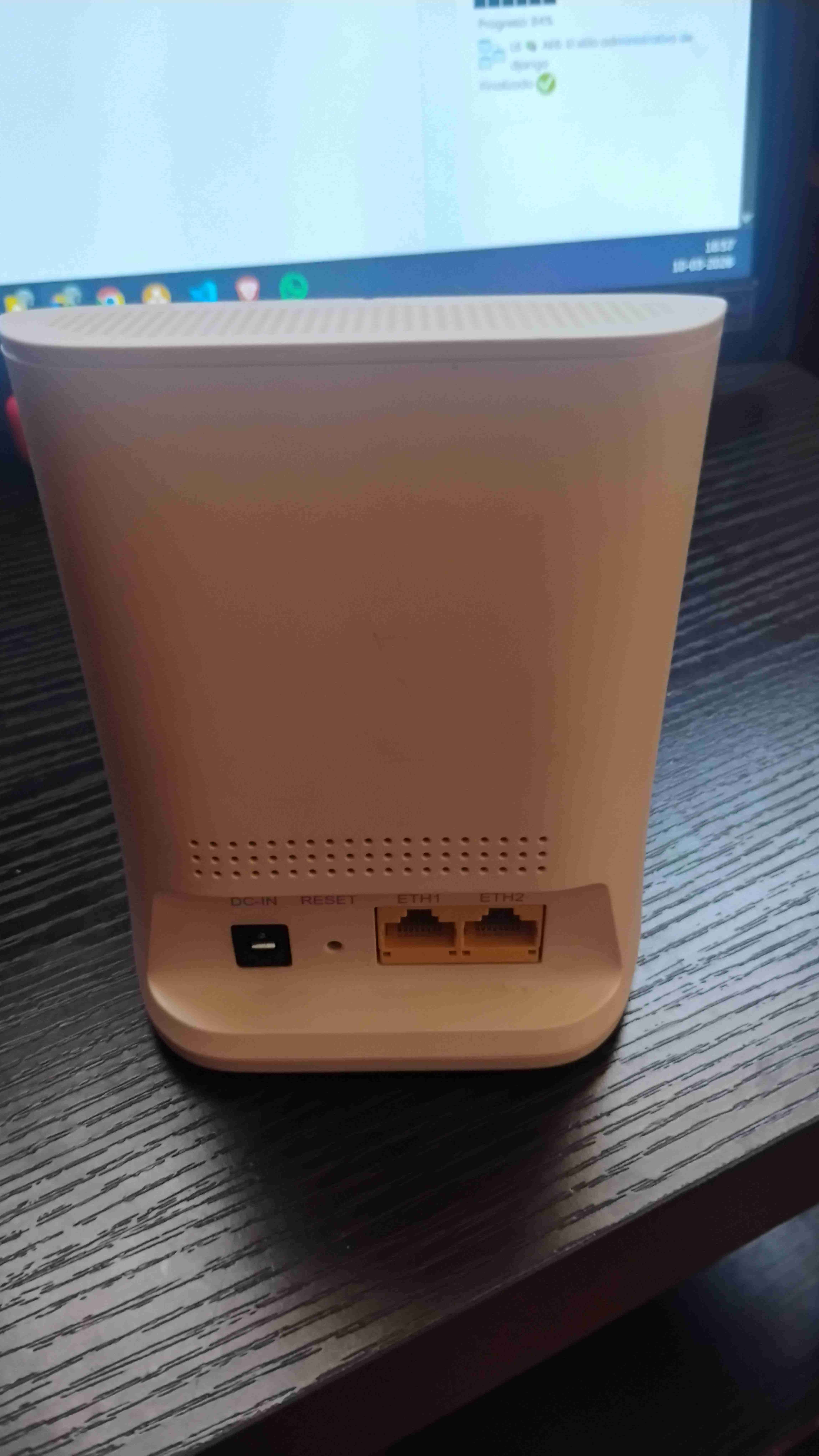 Router WiFi blanco en buen estado - miniatura 2