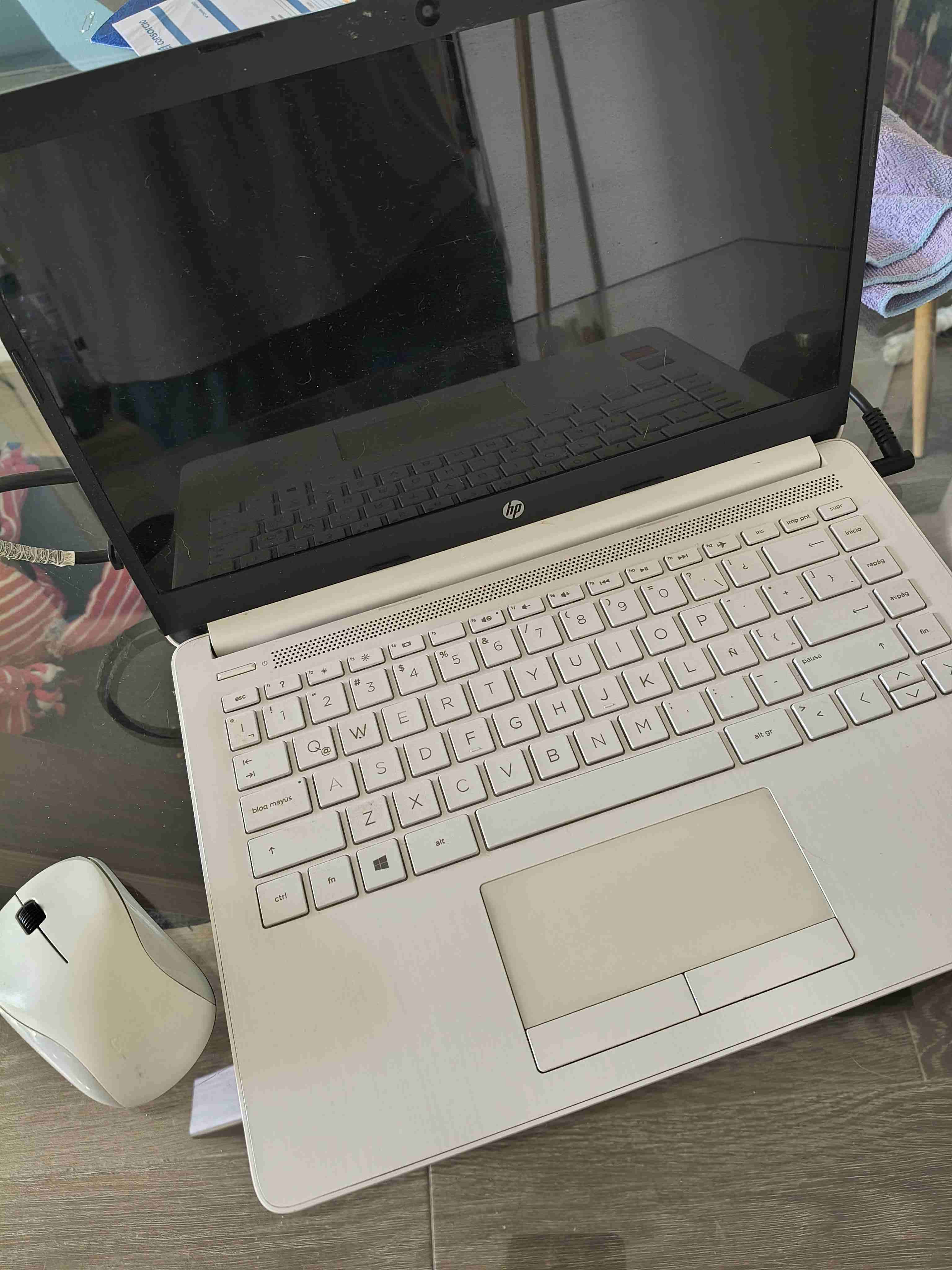Laptop HP i3 con 4GB RAM - miniatura 2