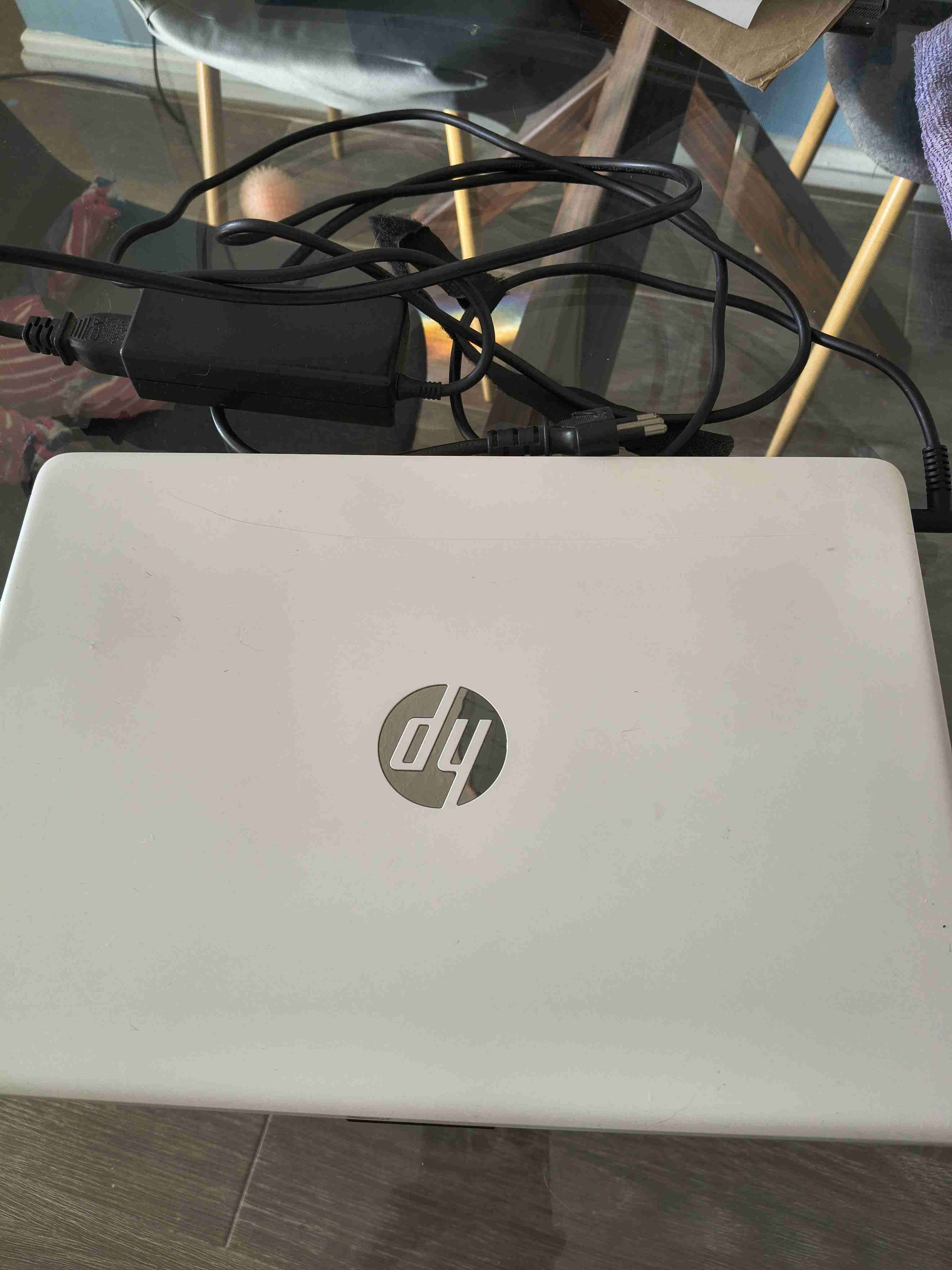 Laptop HP i3 con 4GB RAM - miniatura 3