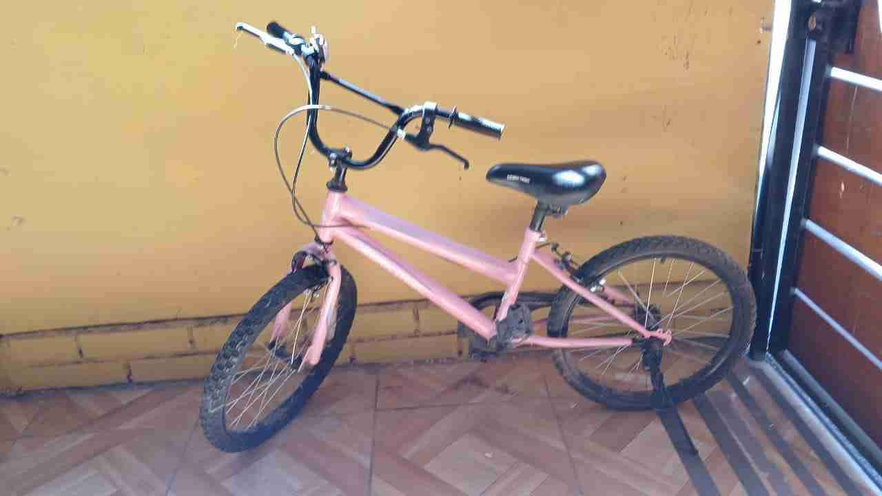 Bicicleta infantil rosada - miniatura 2